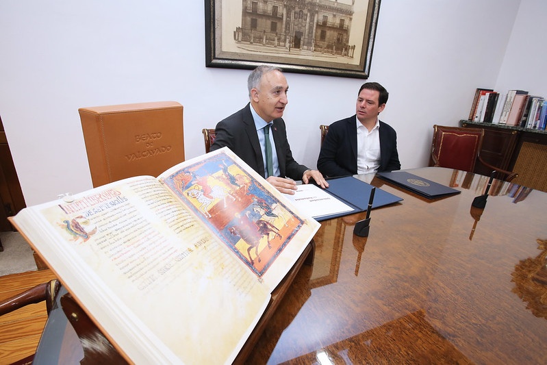 El Rector y el alcalde de Tábara, con la edición facsímil del Beato de Valcavado en primer término