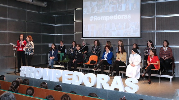 Las vicerrectoras de Estudiantes y del campus de la UVa en Palencia presentan el evento junto con el resto de #Rompedoras