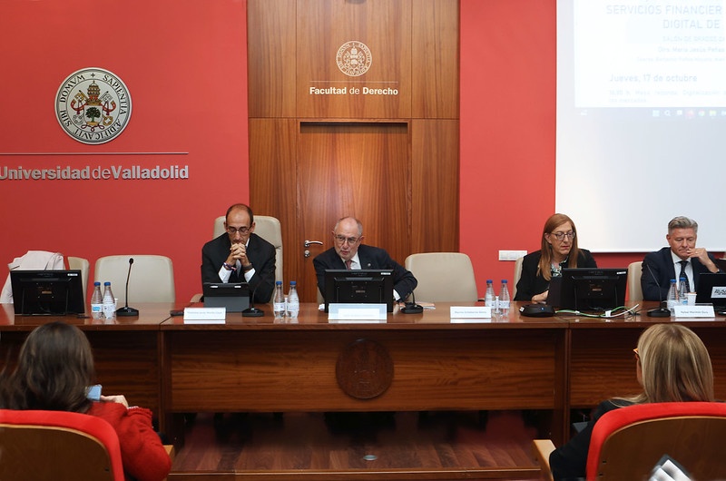 Mesa redonda "Digitalización de los mercados", en la que han intervenido Francisco Javier Martín Clavo, director territorial del Banco Santander Castilla y León; Jesús Quijano González, catedrático de Derecho Mercantil (Universidad de Valladolid.; consejero académico de Allen & Overy; Marina Echebarría Sáenz, catedrática de Derecho Mercantil (UVa), y Rafael Marimón Dura, catedrático de Derecho Mercantil (Universidad de Valencia)