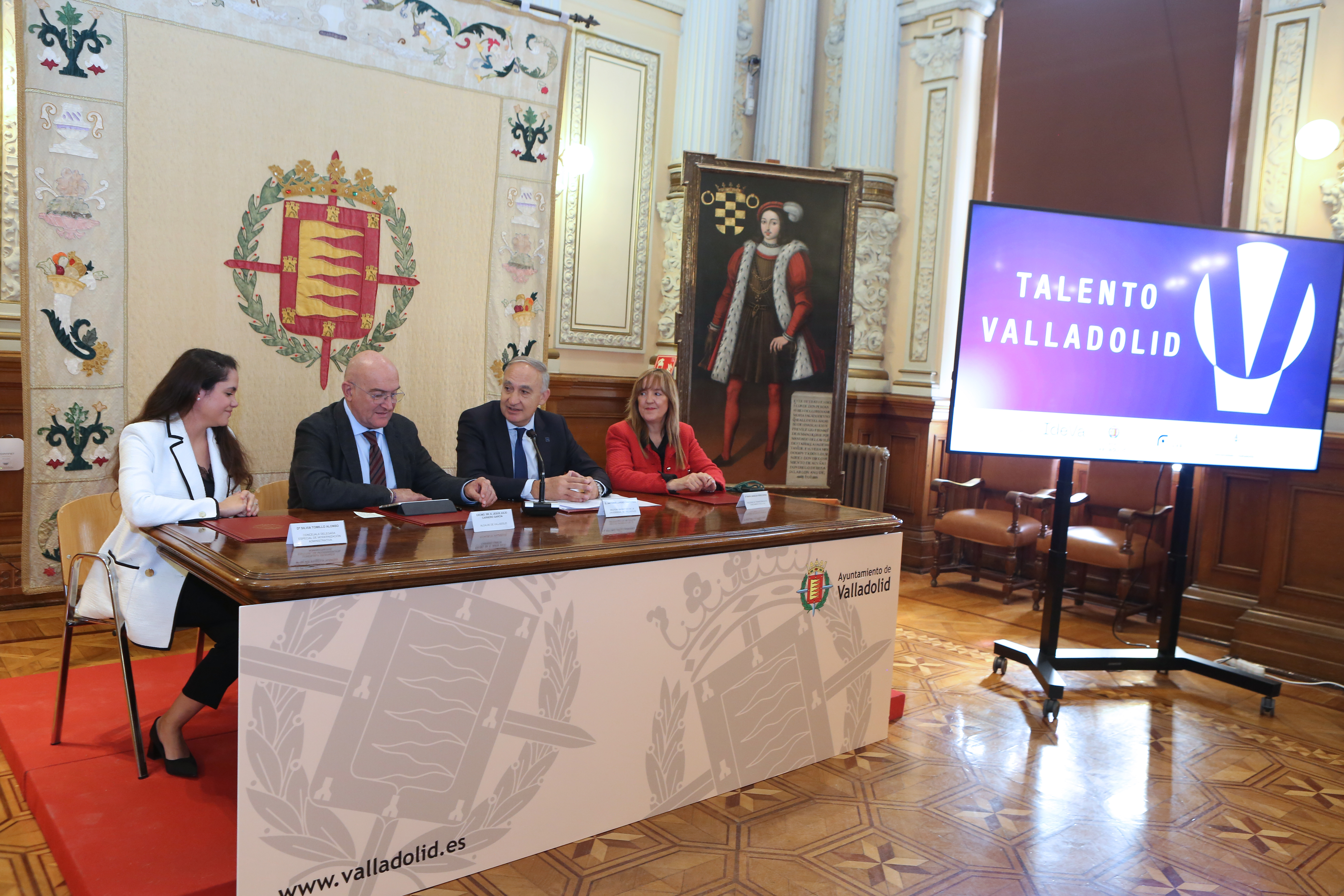 El alcalde de Valladolid, Jesús Julio Carnero, y el rector de la UVa, Antonio Largo, han presentado en el Ayuntamiento de la capital la segunda edición del programa Valladolid Talento