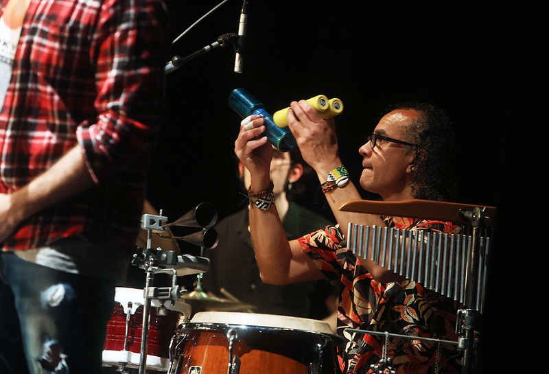 El grupo estuvo acompañado del percusionista Yonder García, un reconocido especialista en estos estilos.