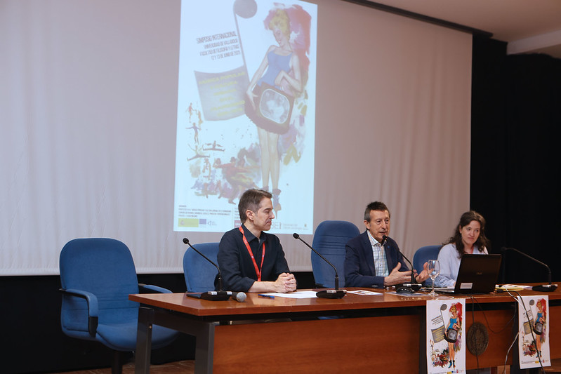 En el centro, el decano de la Facultad de Filosofía y Letrás, Javier Castán, durante la presentación del simposio