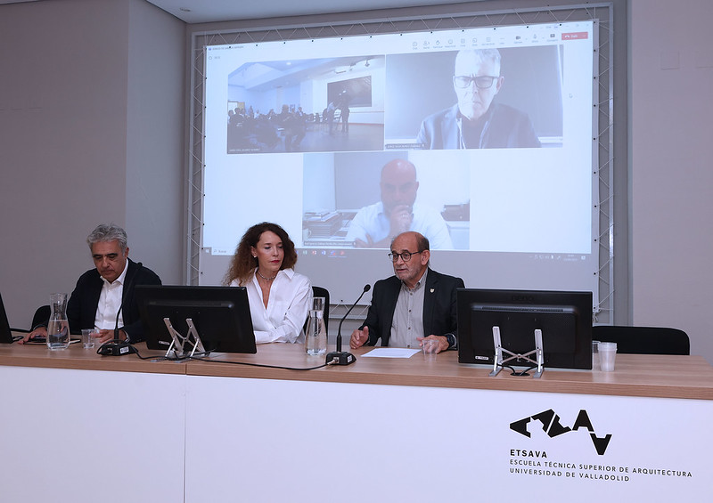 Darío Alvarez (derecha), catedrático de la UVa, junto a Juan Carlos Prieto Vielba, director General de Patrimonio Cultural, y Marian Revuelta, gerente de la Fundación Las Médulas, durante el coloquio