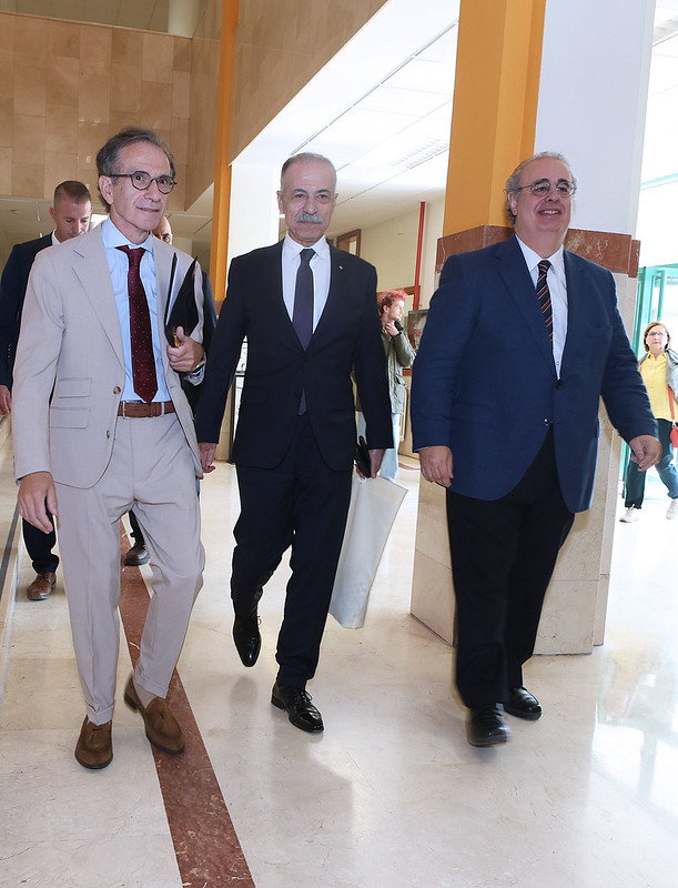 En el centro, Husni Abdel Wahed, embajador del Estado de Palestina en España, junto a Angel de Prado (izquierda), coordinador del ciclo, y José Antonio Salvador Insúa, decano de la Facultad de Comercio y Relaciones Laborales