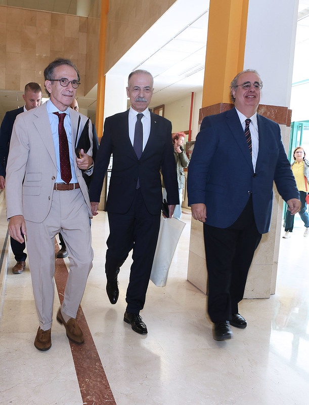 En el centro, Husni Abdel Wahed, embajador del Estado de Palestina en España, junto a Angel de Prado (izquierda), coordinador del ciclo, y José Antonio Salvador Insúa, decano de la Facultad de Comercio y Relaciones Laborales