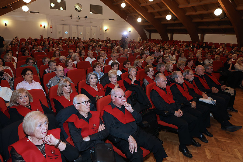 En primera fila, integrantes del Coro de la UP Millán Santos junto al resto de alumnos en el Palacio de Congresos "Conde Ansúrez"