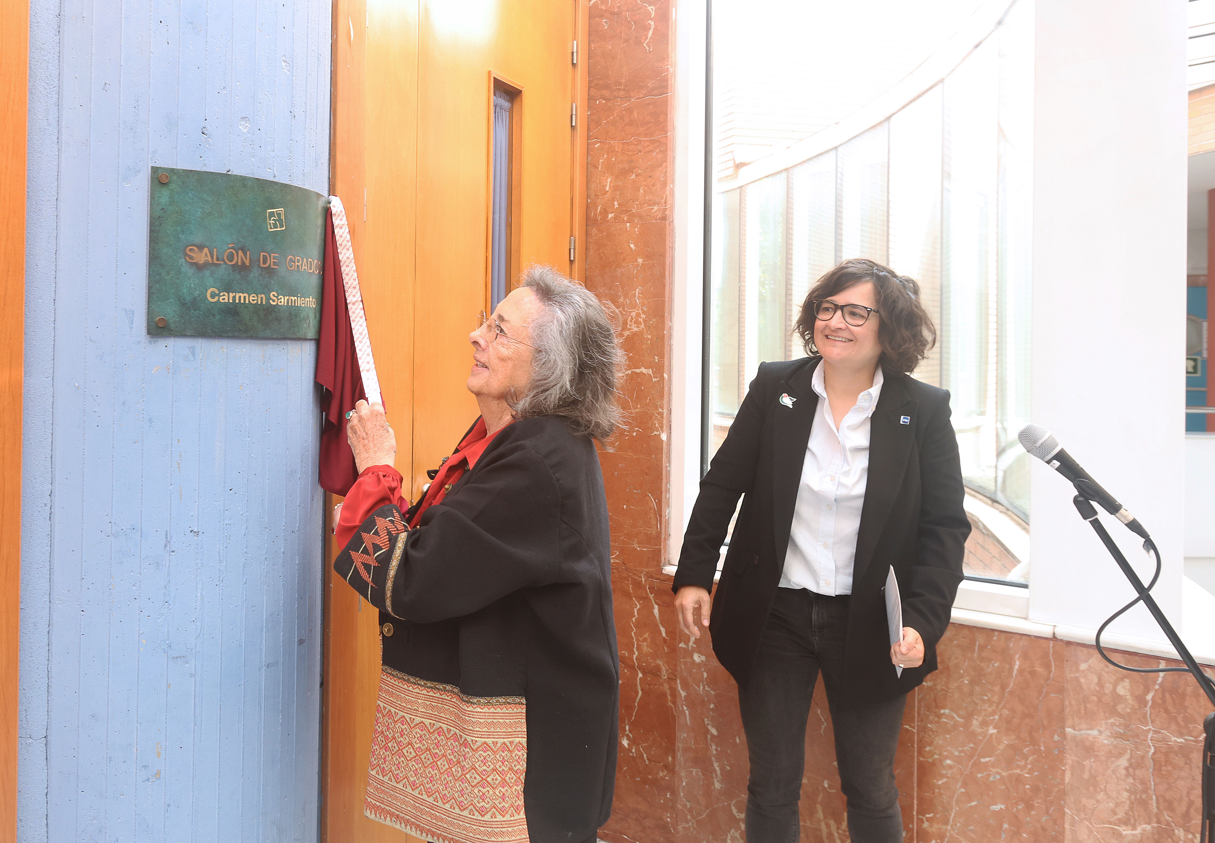 Carmen Sarmiento descubriendo la placa acompañada de la Decana de la Facultad de Filosofía y Letras, Dunia Etura