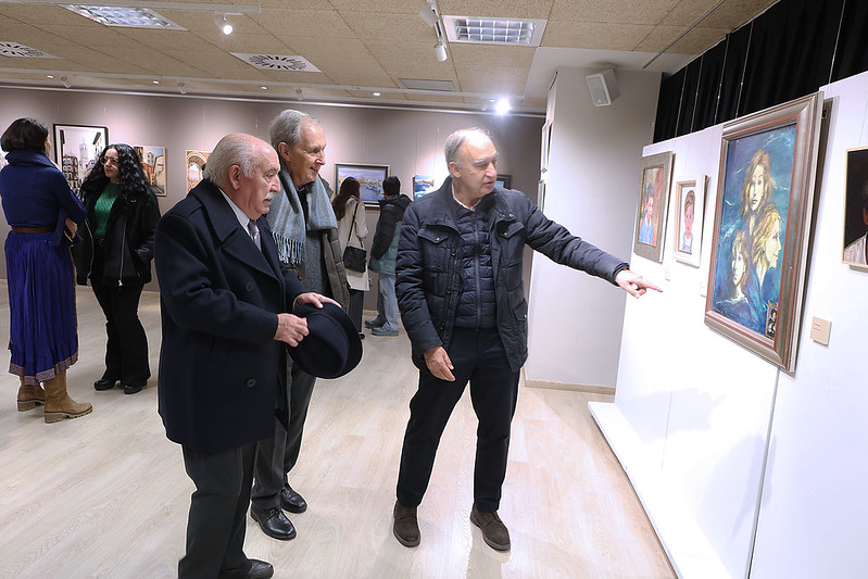 El rector acompaña a algunos de los autores durante el recorrido de la muestra