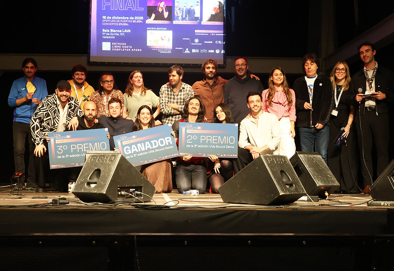 Foto de familia con los tres finalistas tras la entrega de premios