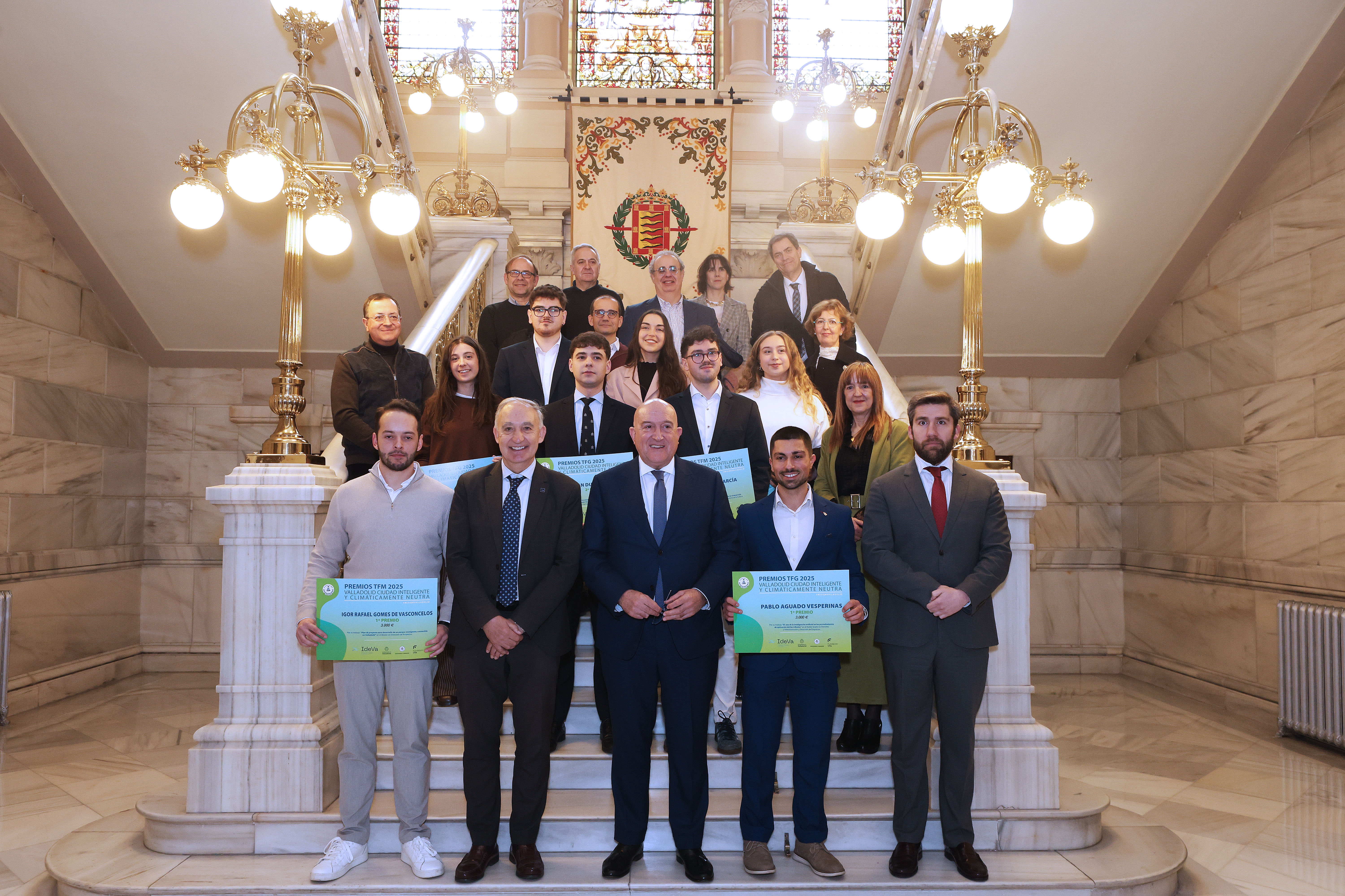 Foto de familia tomada durante la entrega de premios en el Ayuntamiento