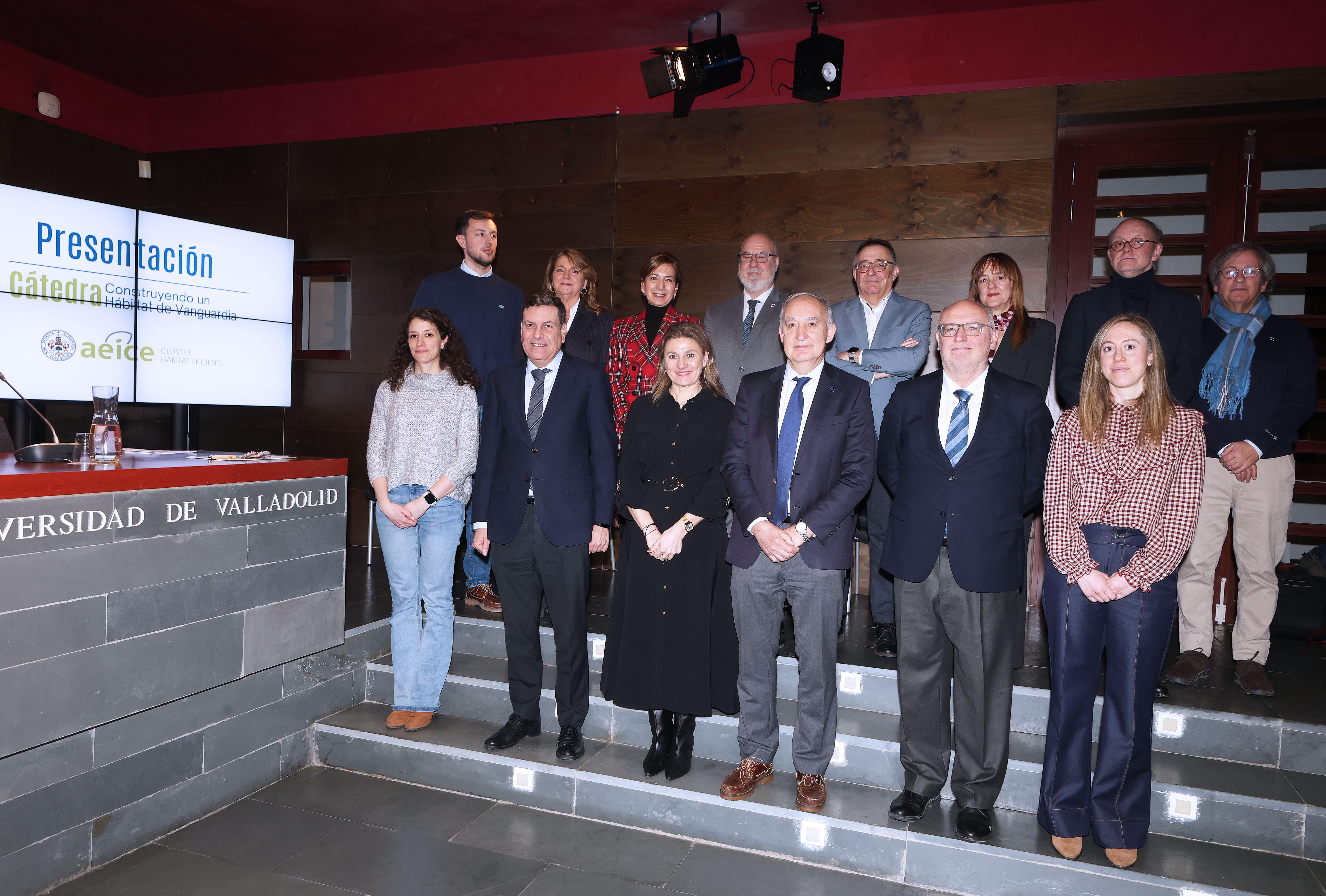 Foto de familia tomada durante la presentación de la cátedra