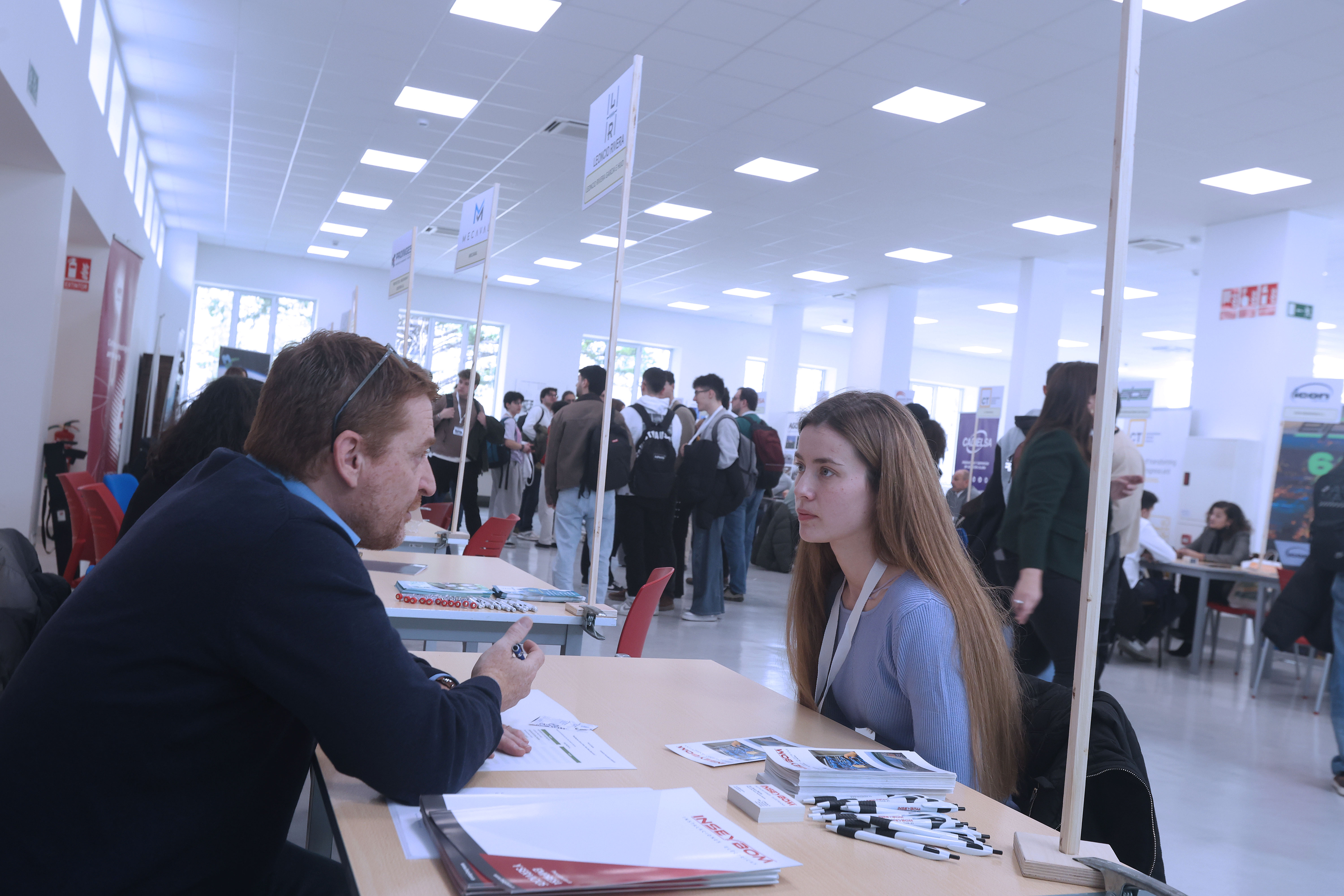 Las empresas han conversado con todos los estudiantes que han pasado por los stands