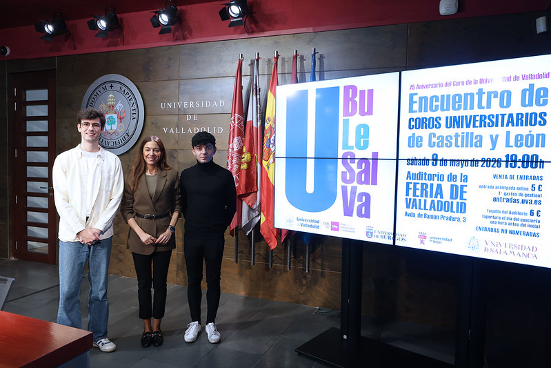De izquierda a derecha: Sergio Martínez Zangróniz. Director del Coro de la Universidad de Valladolid; Rebeca San José Cabezudo. Vicerrectora de Comunicación, Cultura y Deporte; David Brezmes, miembro del Coro de la Universidad de Valladolid