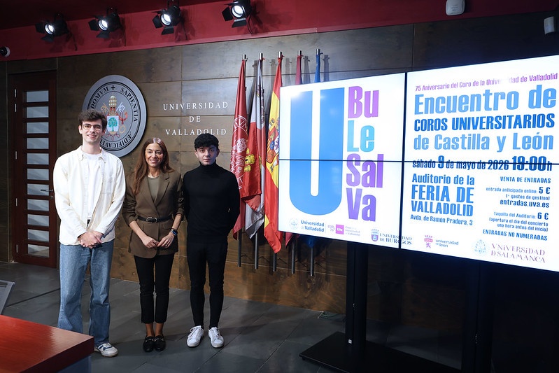 De izquierda a derecha: Sergio Martínez Zangróniz. Director del Coro de la Universidad de Valladolid; Rebeca San José Cabezudo. Vicerrectora de Comunicación, Cultura y Deporte; David Brezmes, miembro del Coro de la Universidad de Valladolid
