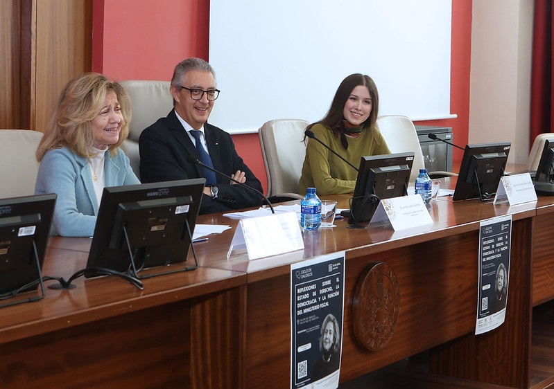 A la izquierda, Consuelo Madrigal Martínez-Pereda, ex fiscal general del Estado, durante su intervención en la Facultad de Derecho