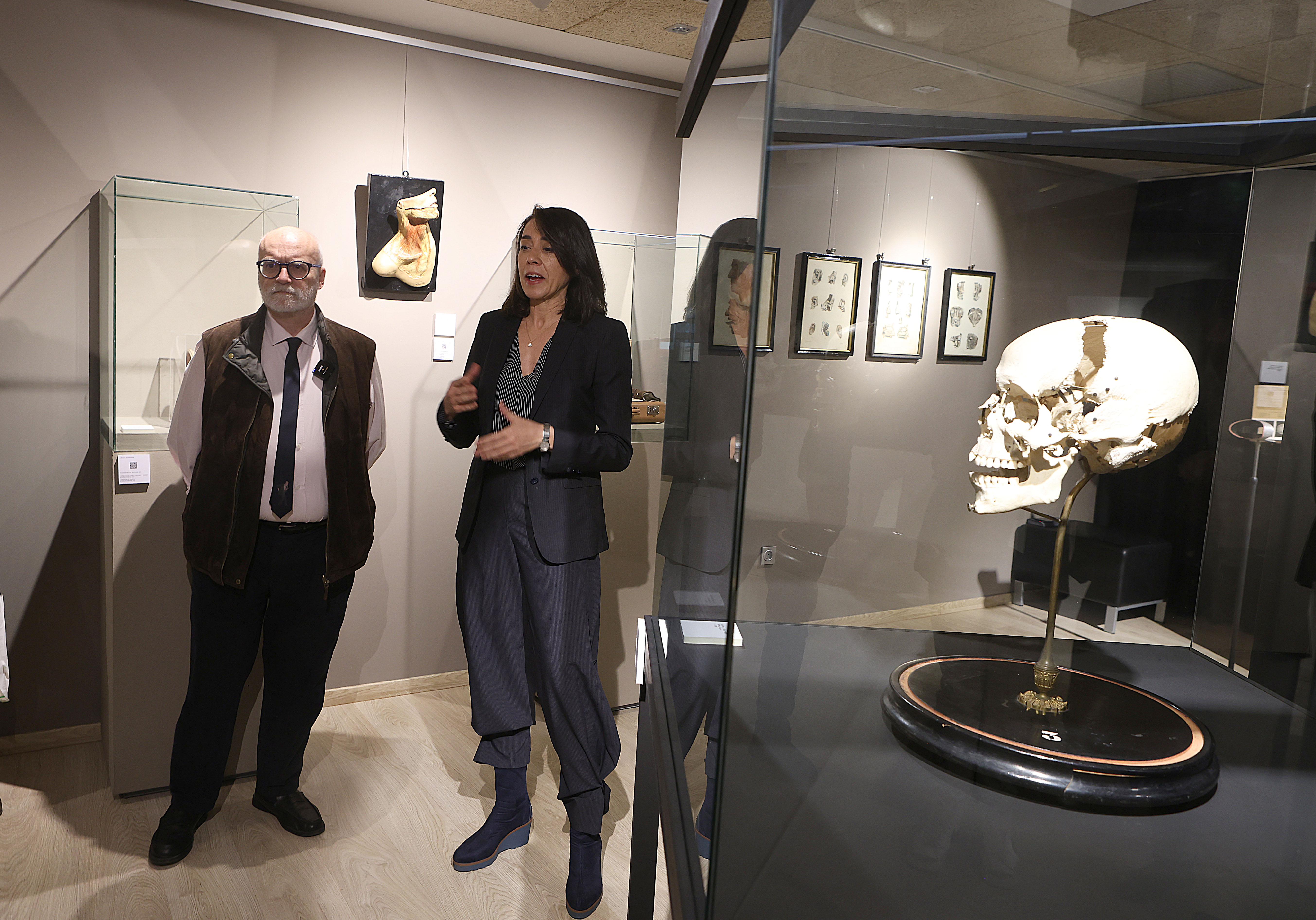 A la derecha la directora del MUVa, Irune Fiz; a la izquierda el Director Colecciones de Ciencias Biomédicas (MUVa), Juan Francisco Pastor