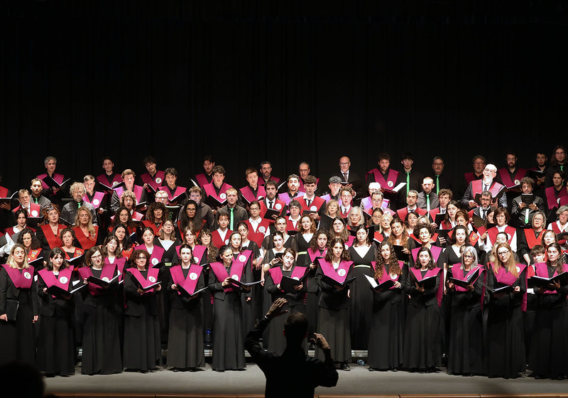 Los cuatro coros de las universidades públicas de Castilla y Léon durante su actuación en el Auditorio de la Feria de Valladolid