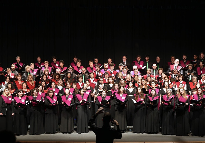 Los cuatro coros de las universidades públicas de Castilla y Léon durante su actuación en el Auditorio de la Feria de Valladolid
