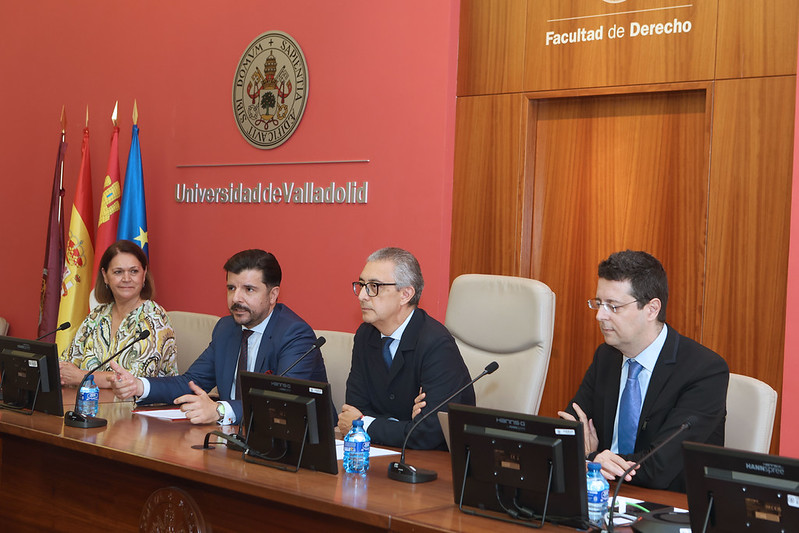 En la inauguración participaron Begoña Vidal Fernández,directora del XI Encuentro; Rafael Palencia, Decano de los Registradores de Castilla–León; Javier García Medina, decano de la Facultad de Derecho; y Albert Ruda González, ELI Spanish Hub Chair