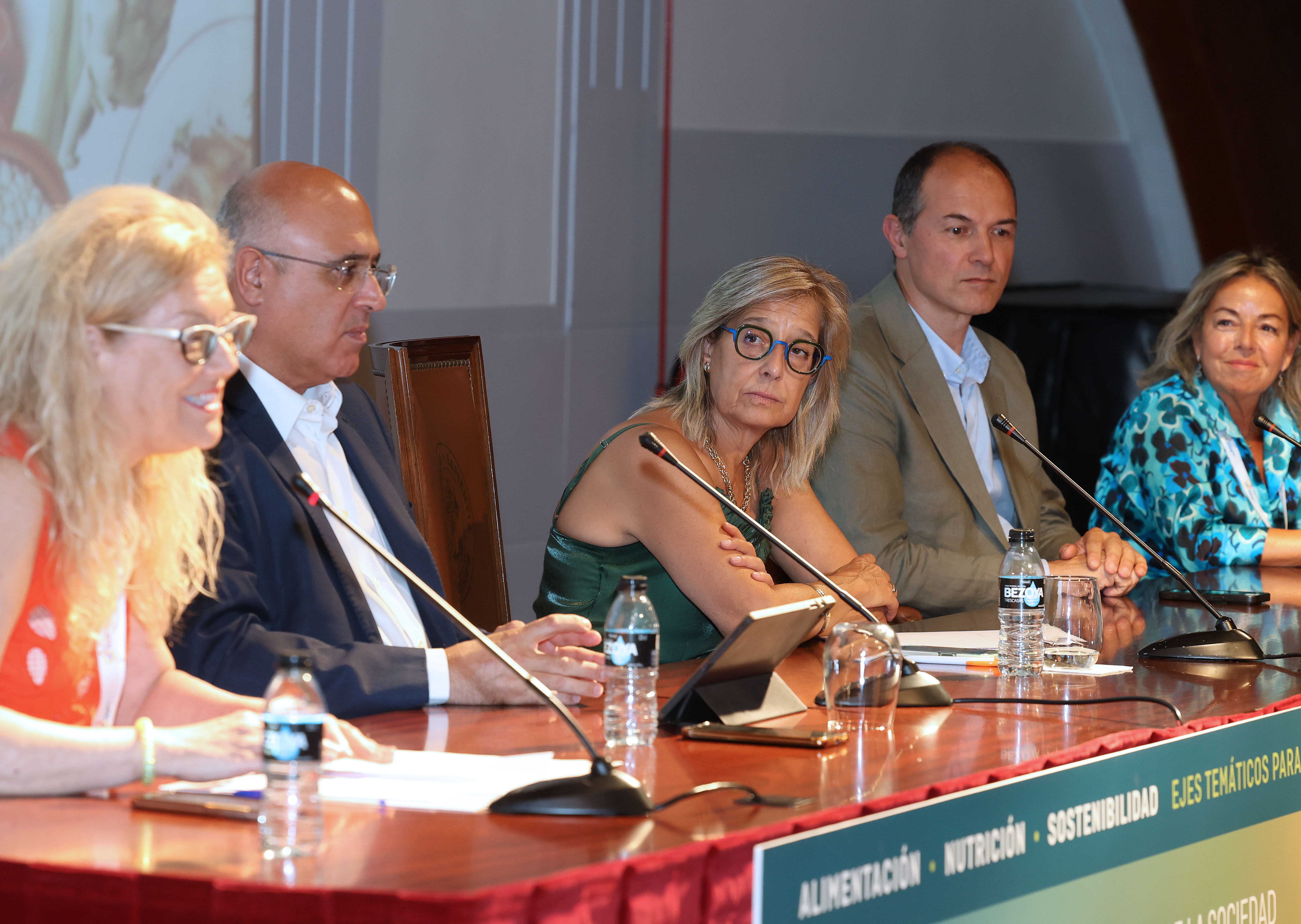 En la presentación institucional participaron (de derecha a izquierda): Marcela González, presidenta de la Sociedad Española de Nutrición; Jacinto Canales, subdelegado del Gobierno; Pilar Garcés, rectora de la UVa; Alejandro García, concejal de Medio Ambiente del Ayuntamiento de Valladolid; y María José Castro, presidenta del XXXV Congreso de la Sociedad Española de Nutrición