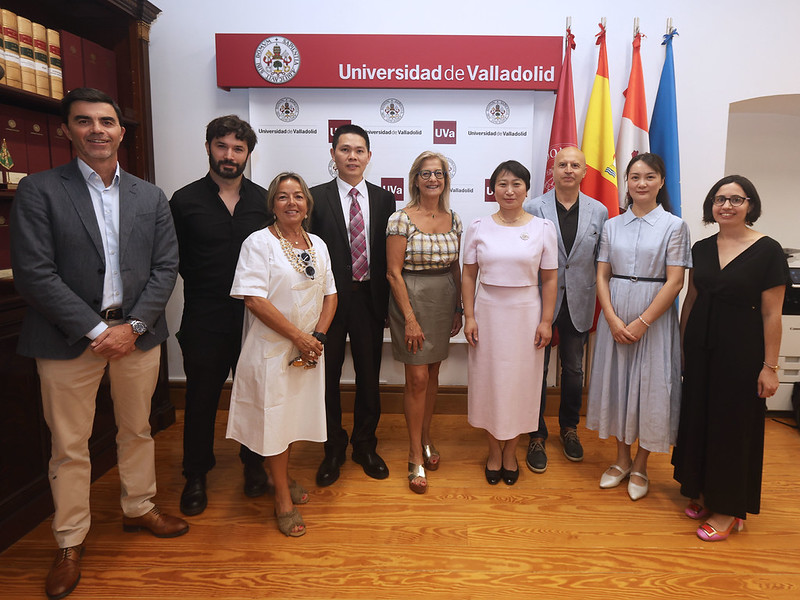 La delegación china, junto a la rectora, y representantes de la Universidad de Valladolid