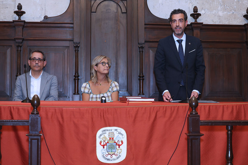 José María Jiménez Pérez, durante su discurso, acompañado de la rectora y el secretario general