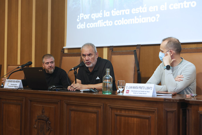 El abogado colombiano Gerardo Vega, durante su conferencia en la Facultad de Educación y Trabajo Social