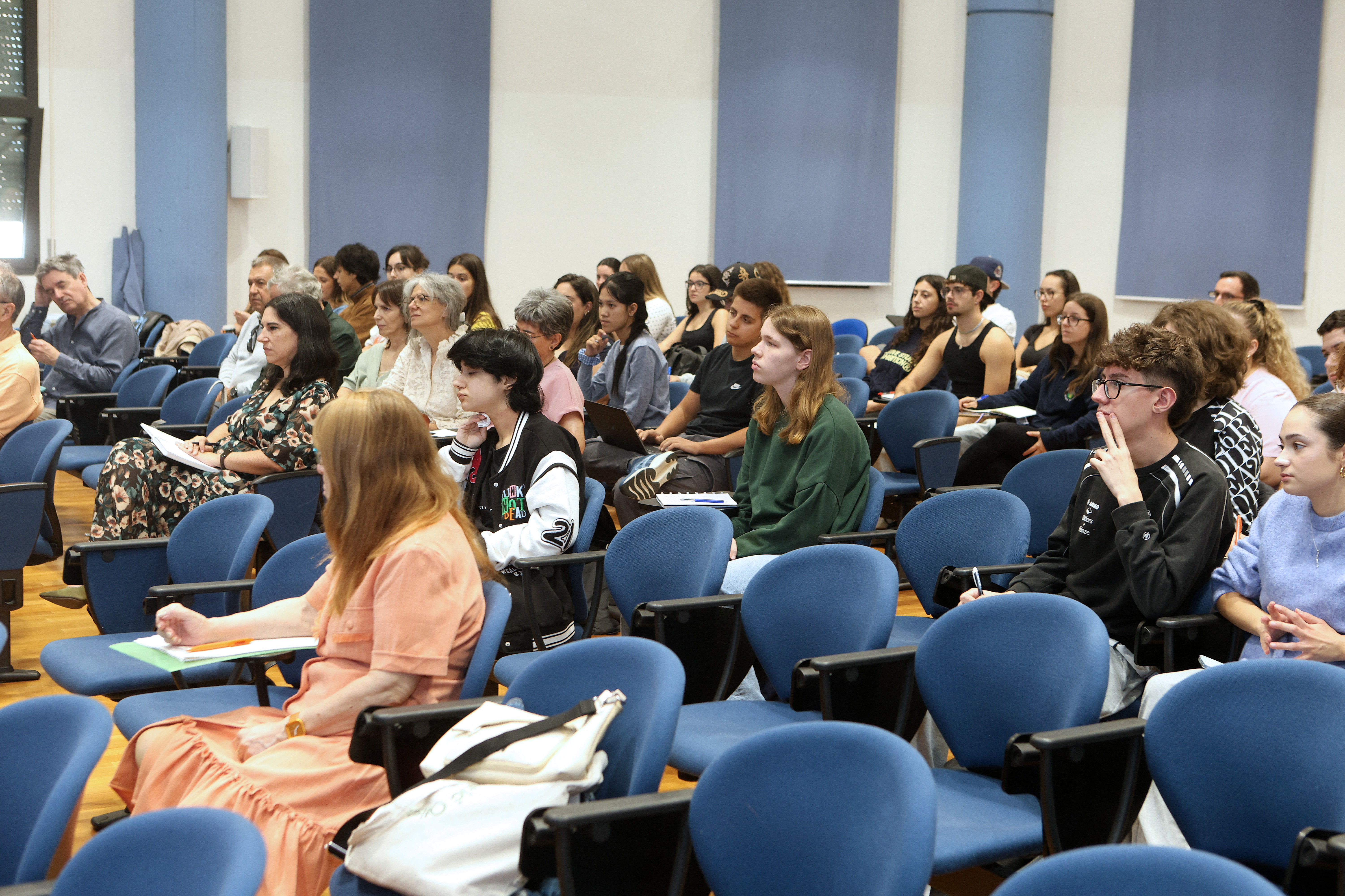 Público asistente en el Salón de Grados de la Facultad de Filosofía y Letras