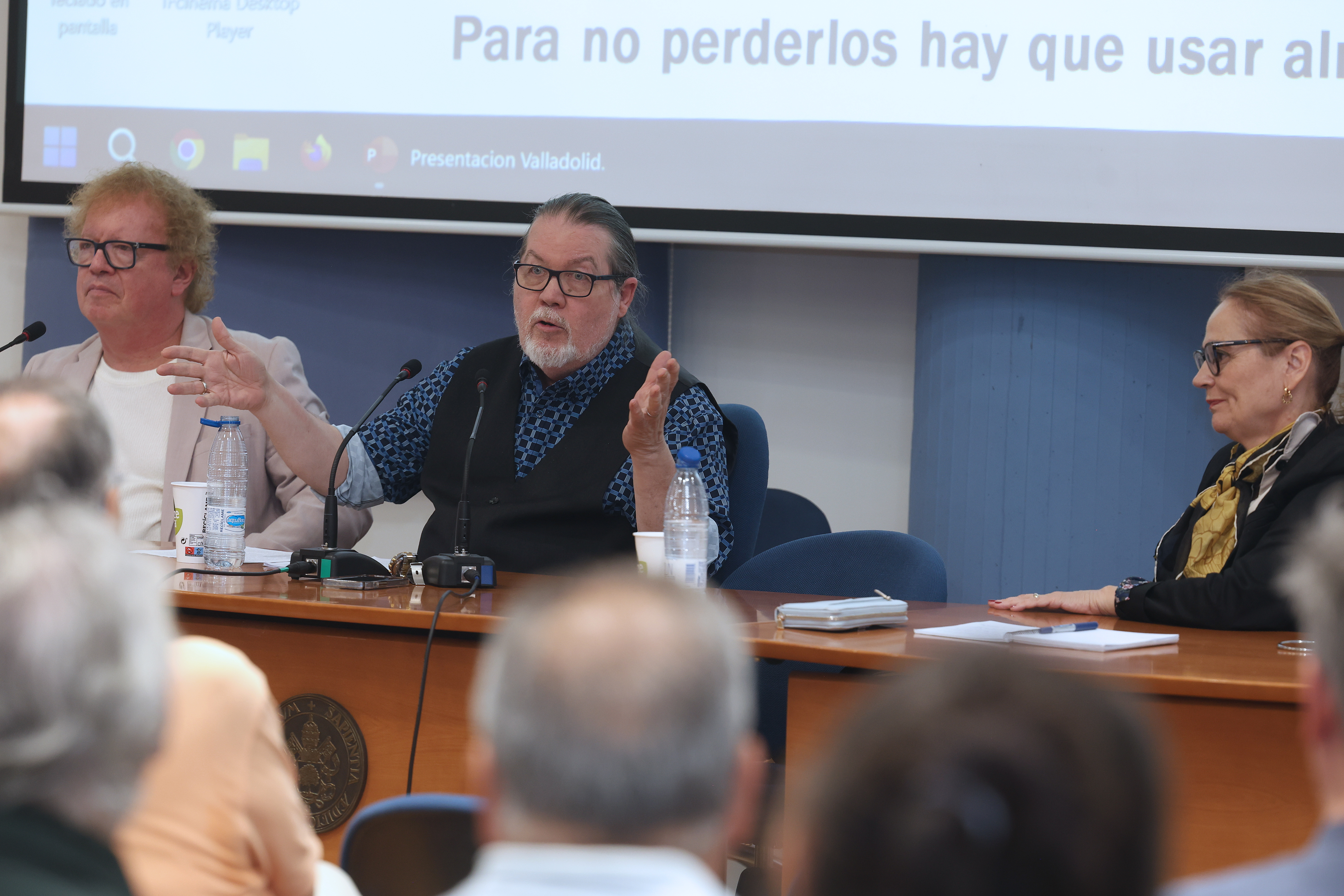 En el centro Gary Taylor, a la izquierda John Sanderson y a la derecha Berta Cano