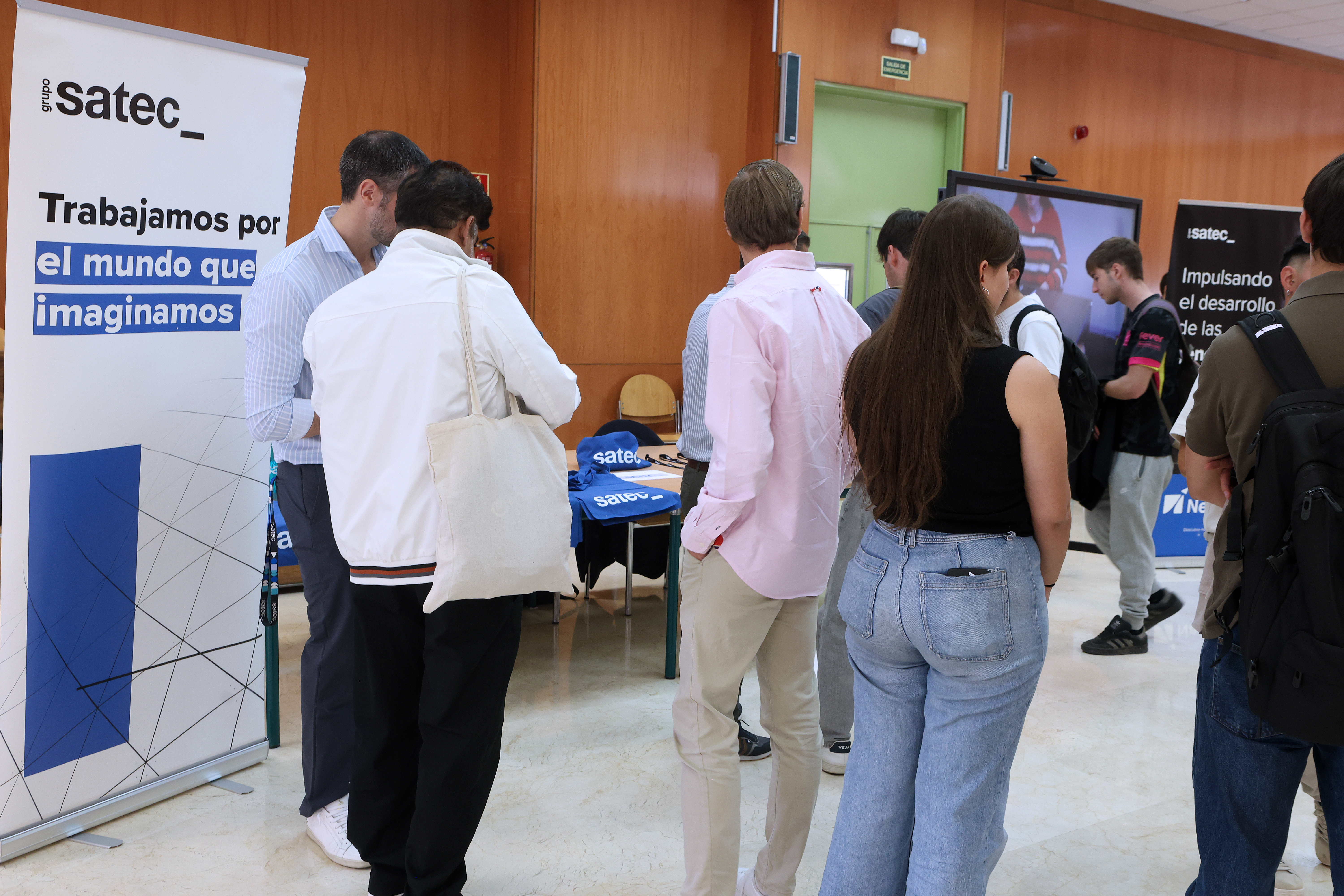 Encuentro entre estudiantes y empresas