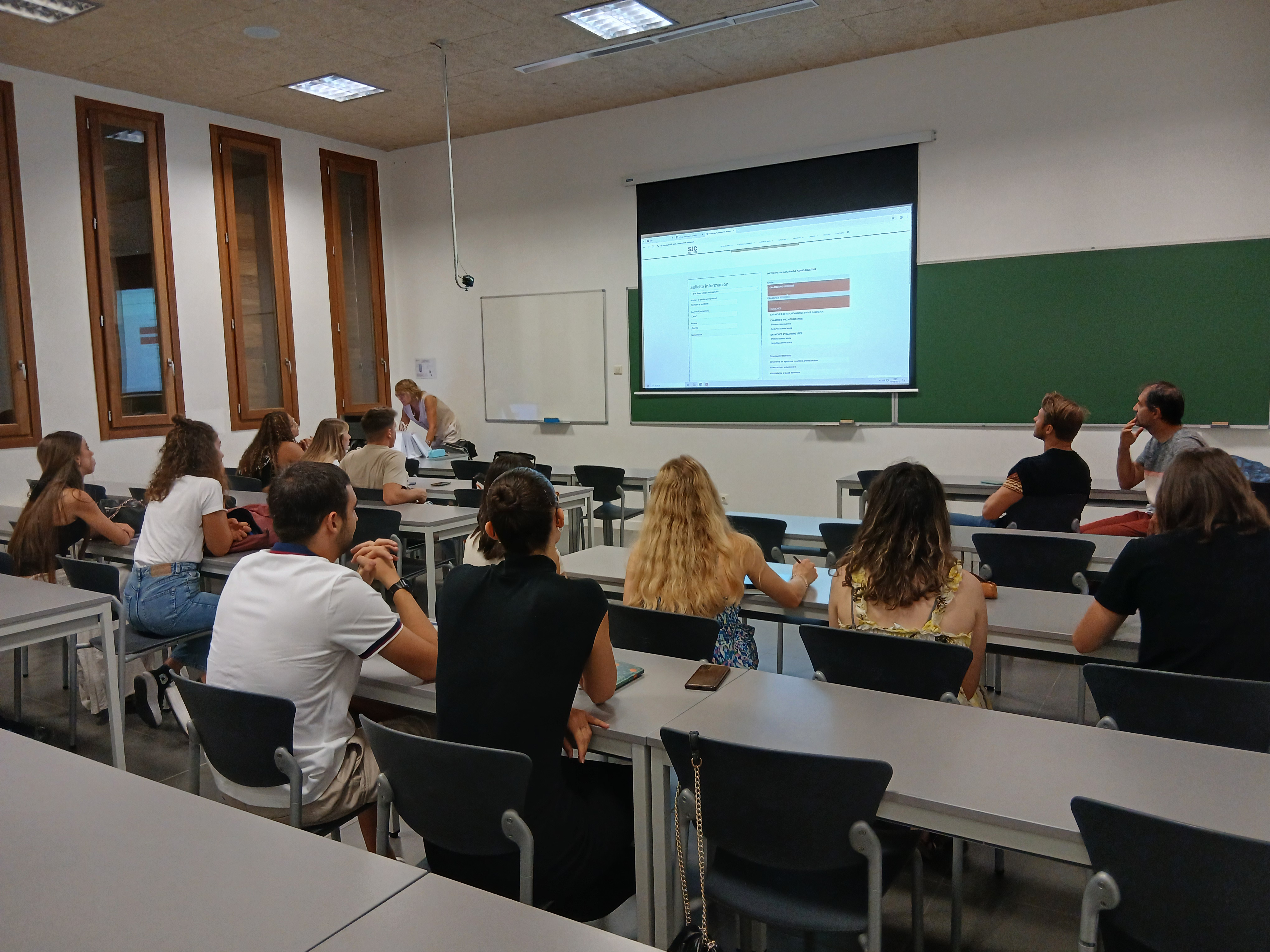 Los 19 estudiantes extranjeros en Segovia reciben infformación en su particular jornada de bienvenida