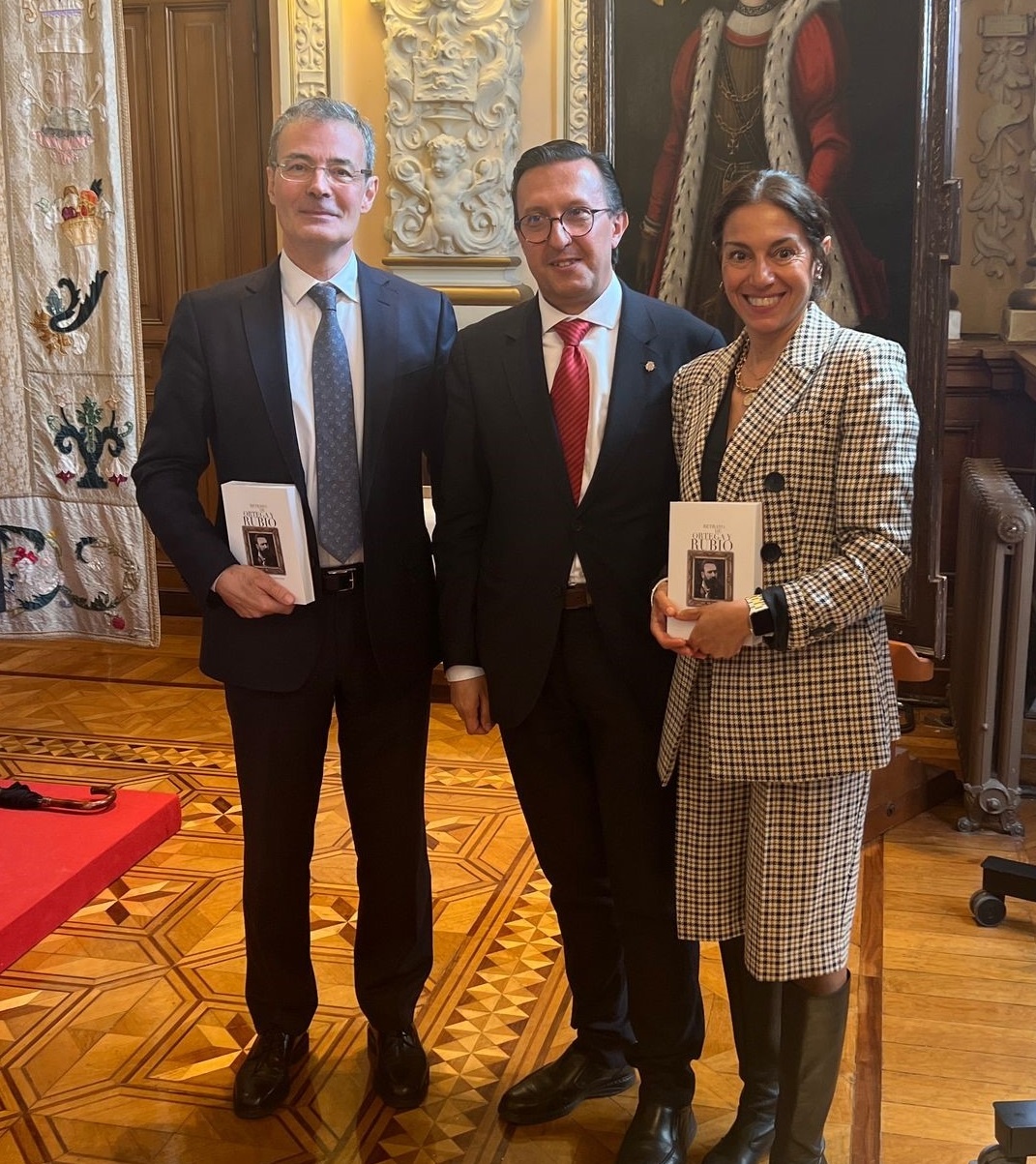De izquierda a derecha, Ricardo Martín de la Guardia (prologuista), Javier Burrieza (autor del libro) y Rebeca San José, vicerrectora de Comunicación, Cultura y Deporte