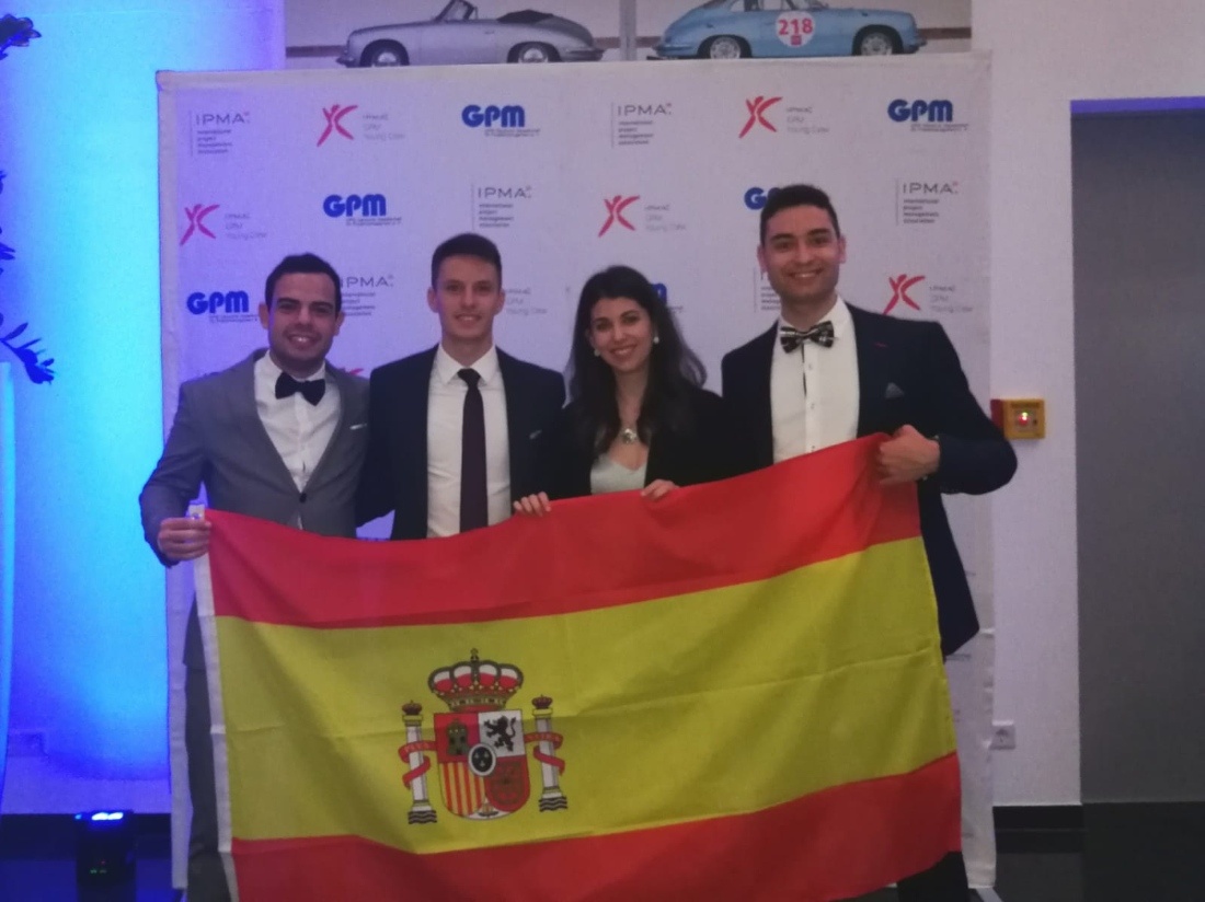 Los cuatro alumnos celebran el puesto obtenido, tras conocer el resultado durante la noche de gala