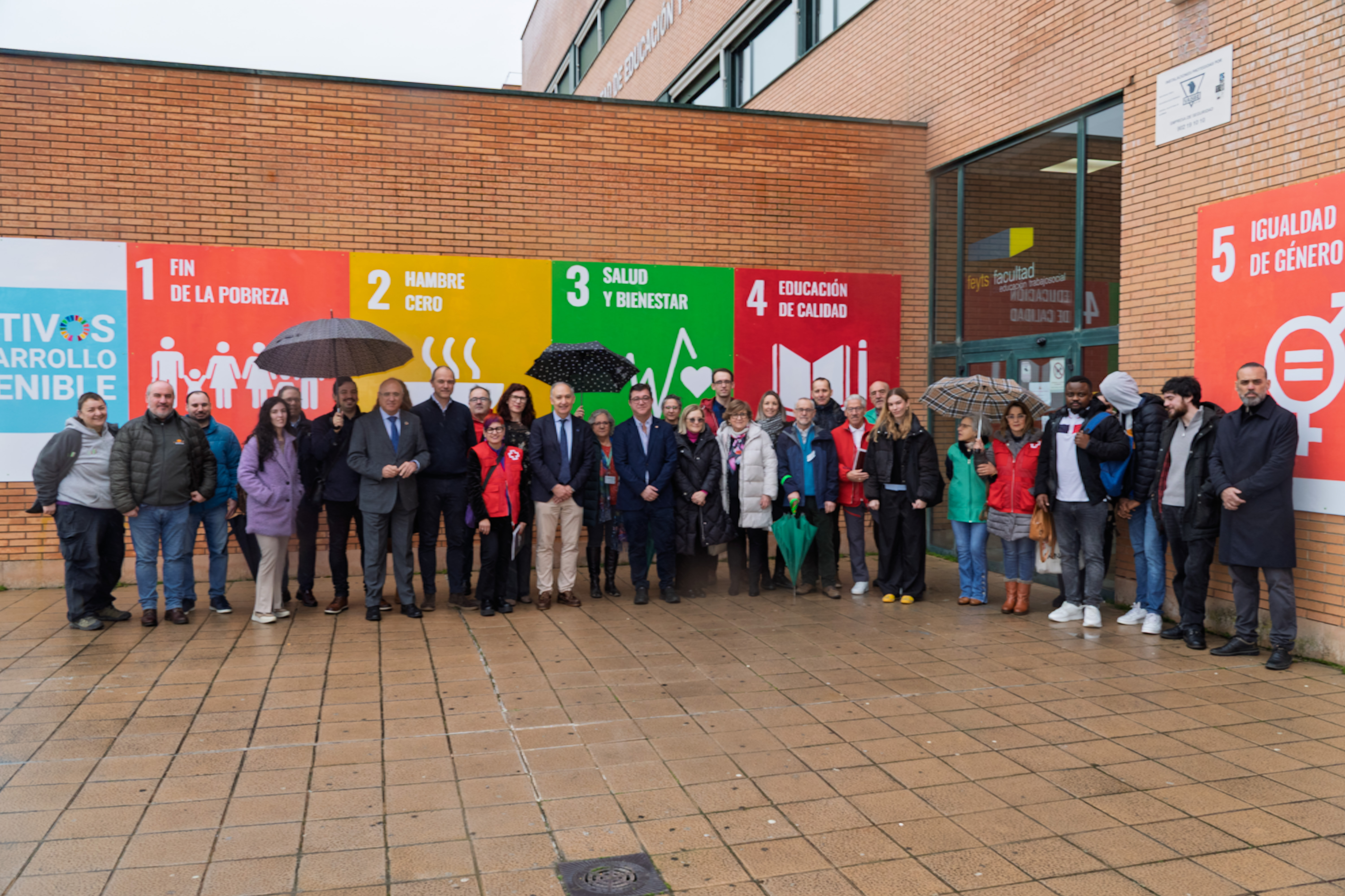 Inaugurado en la Facultad de Educación y Trabajo Social el mural de los Objetivos de Desarrollo Sostenible promovido por Cruz Roja junto con otras entidades
