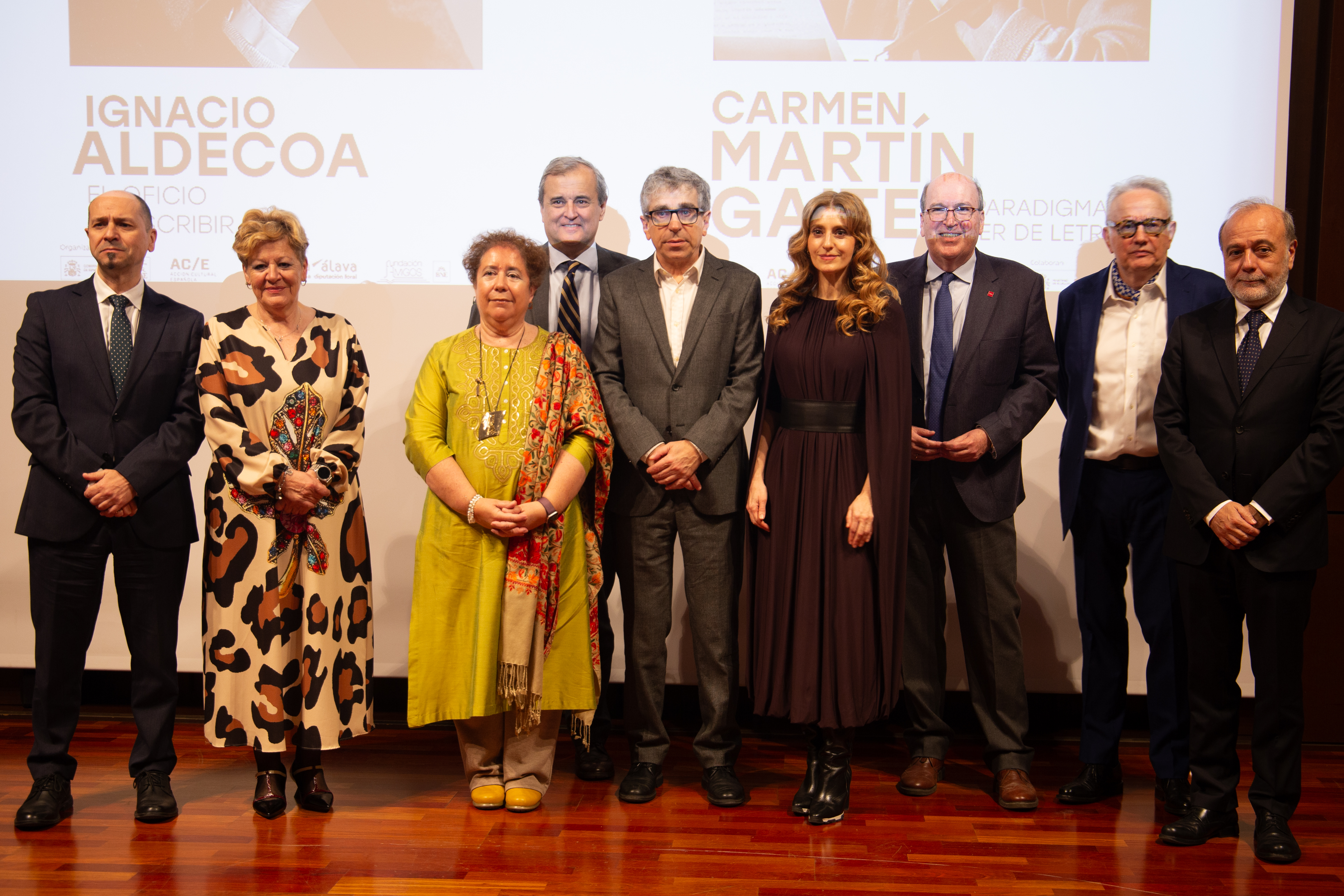 Foto de familia de la inauguración de la exposición