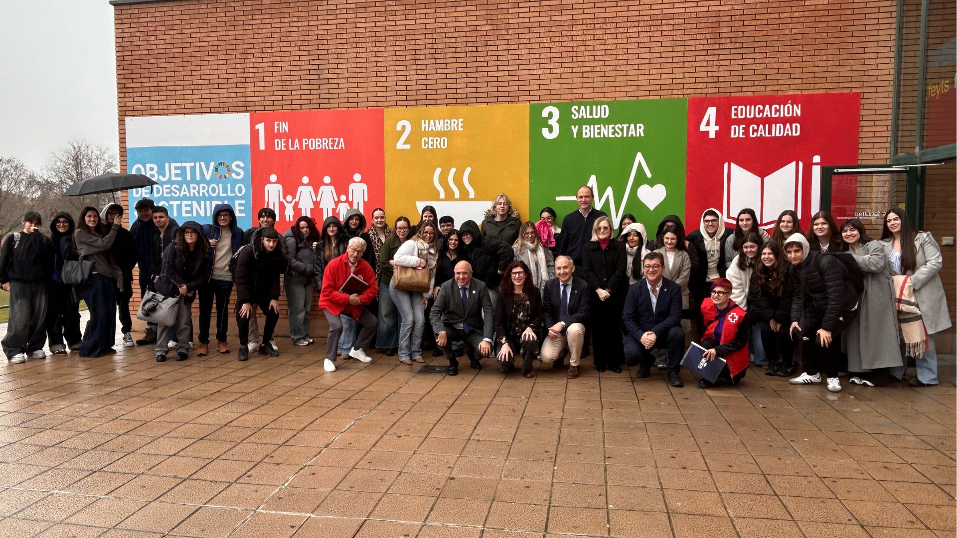 Inaugurado en la Facultad de Educación y Trabajo Social el mural de los Objetivos de Desarrollo Sostenible promovido por Cruz Roja junto con otras entidades
