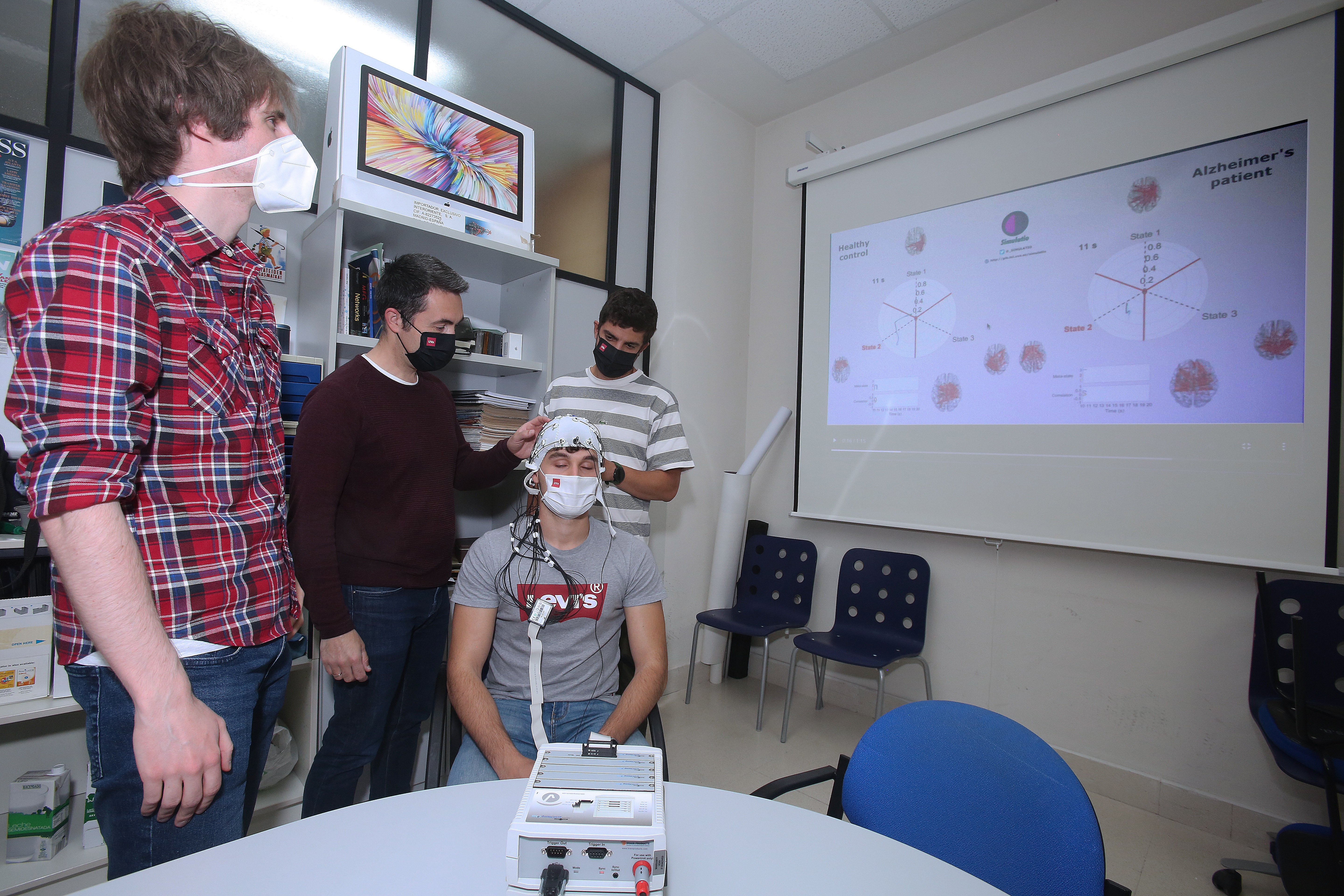 Investigadores del Grupo de Ingeniería Biomédica trabajan de forma experimental con un electroencefalograma. A la izquierda, Pablo Núñez.