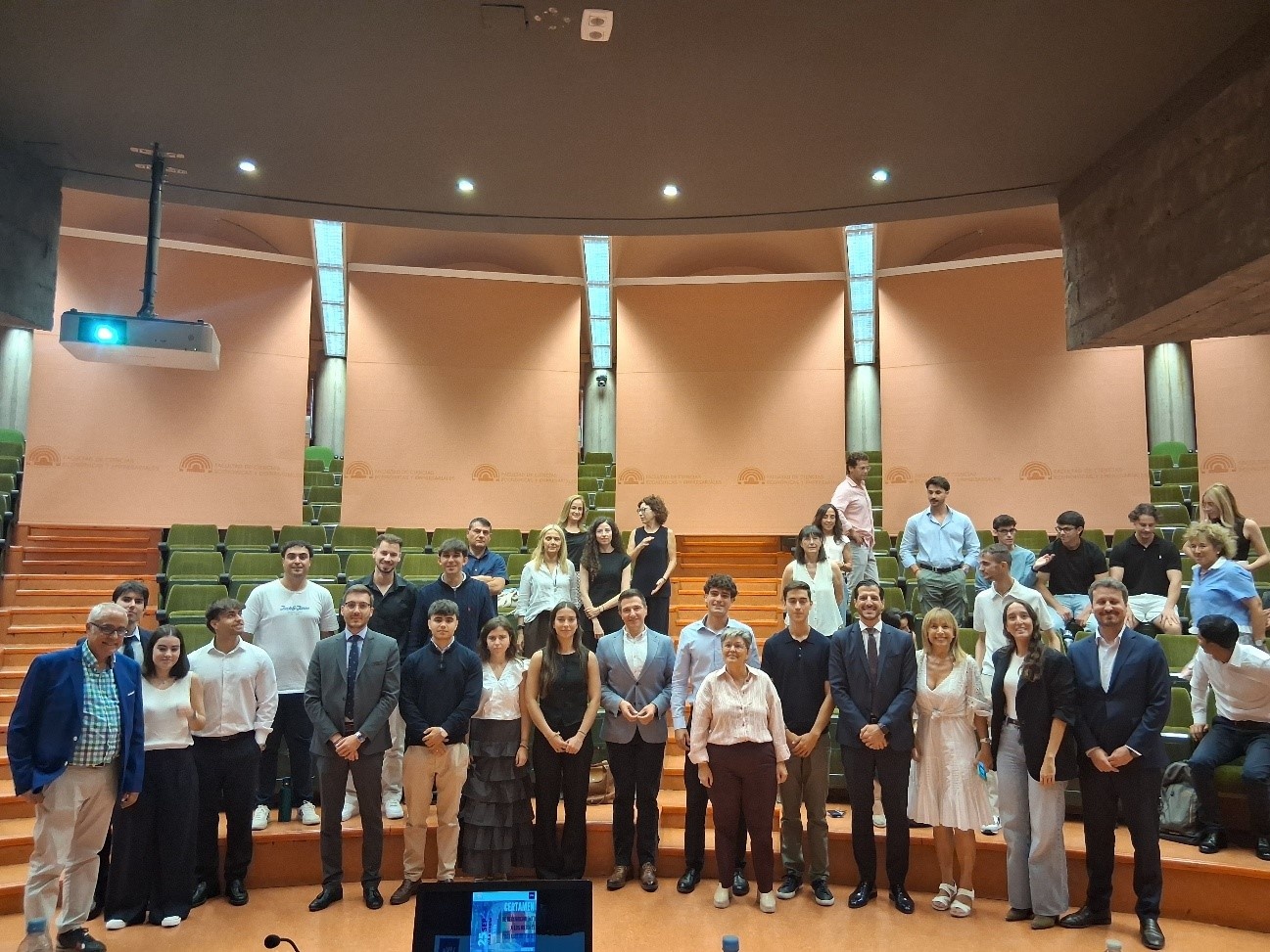 Foto de grupo con los ganadores, representantes de las empresas y miembros del decanato de la Facultad