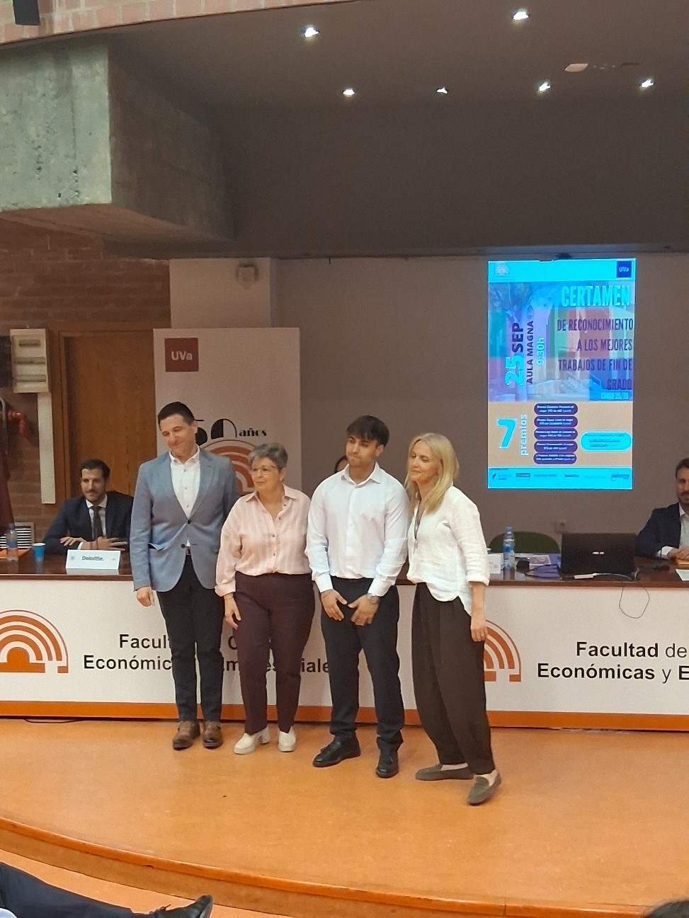 Ganador al premio Grupo Lince al mejor TFG en Economía junto un representante de la empresa, la coordinadora del título y la Decana
