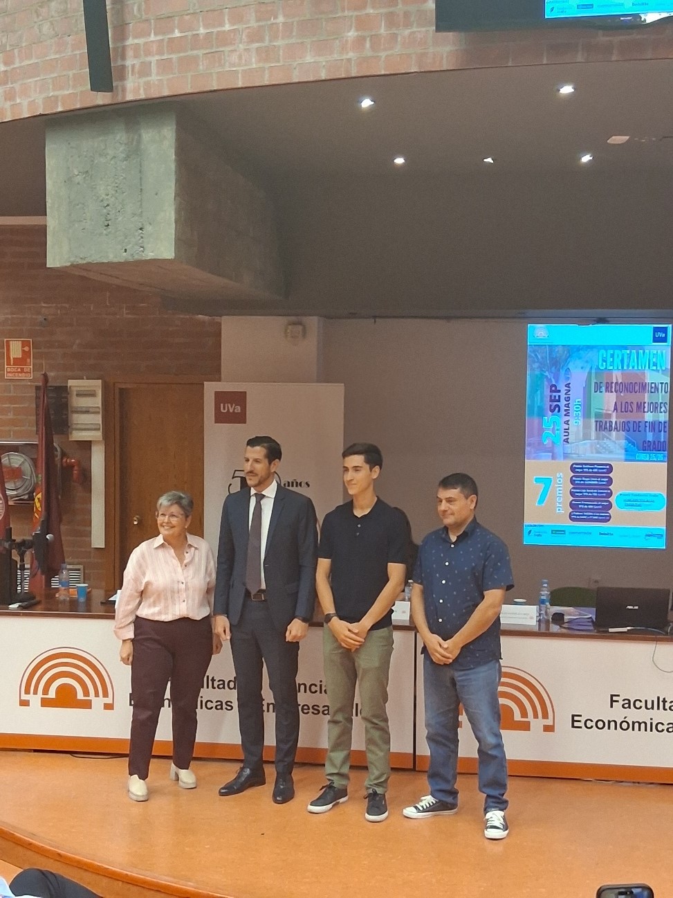 Ganador al premio Deloitte al mejor TFG  en DADE  junto con un representante de la empresa, el coordinador del título y la Decana