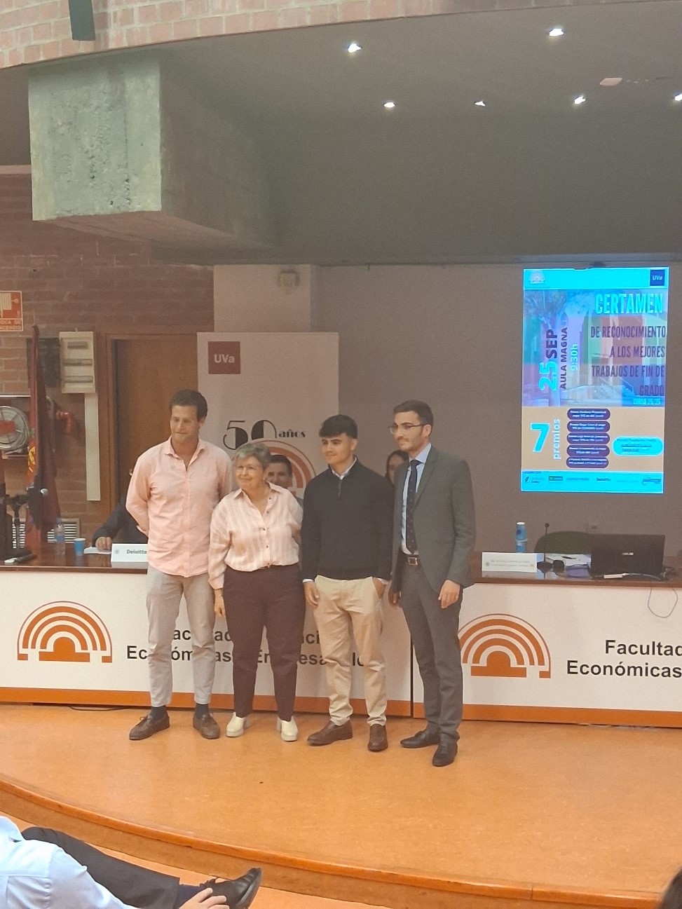Ganador al premio Caja Rural al mejor TFG en FBS junto con un representante de la empresa, el coordinador del título y la Decana