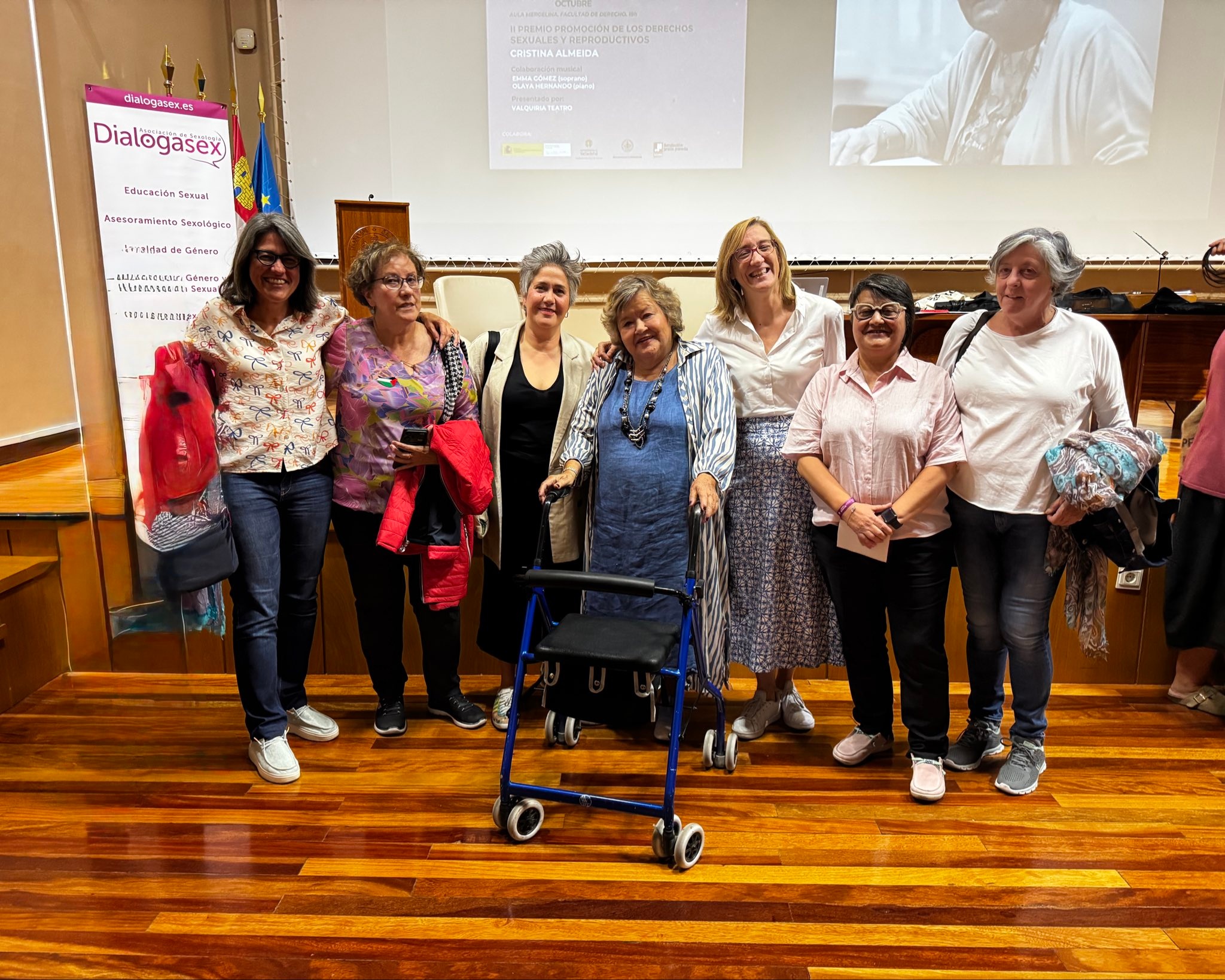 En el centro, Cristina Almeida, junto a Rocío Anguita (3ªderecha), profesora de la UVa, durante el acto en la Facultad de Derecho