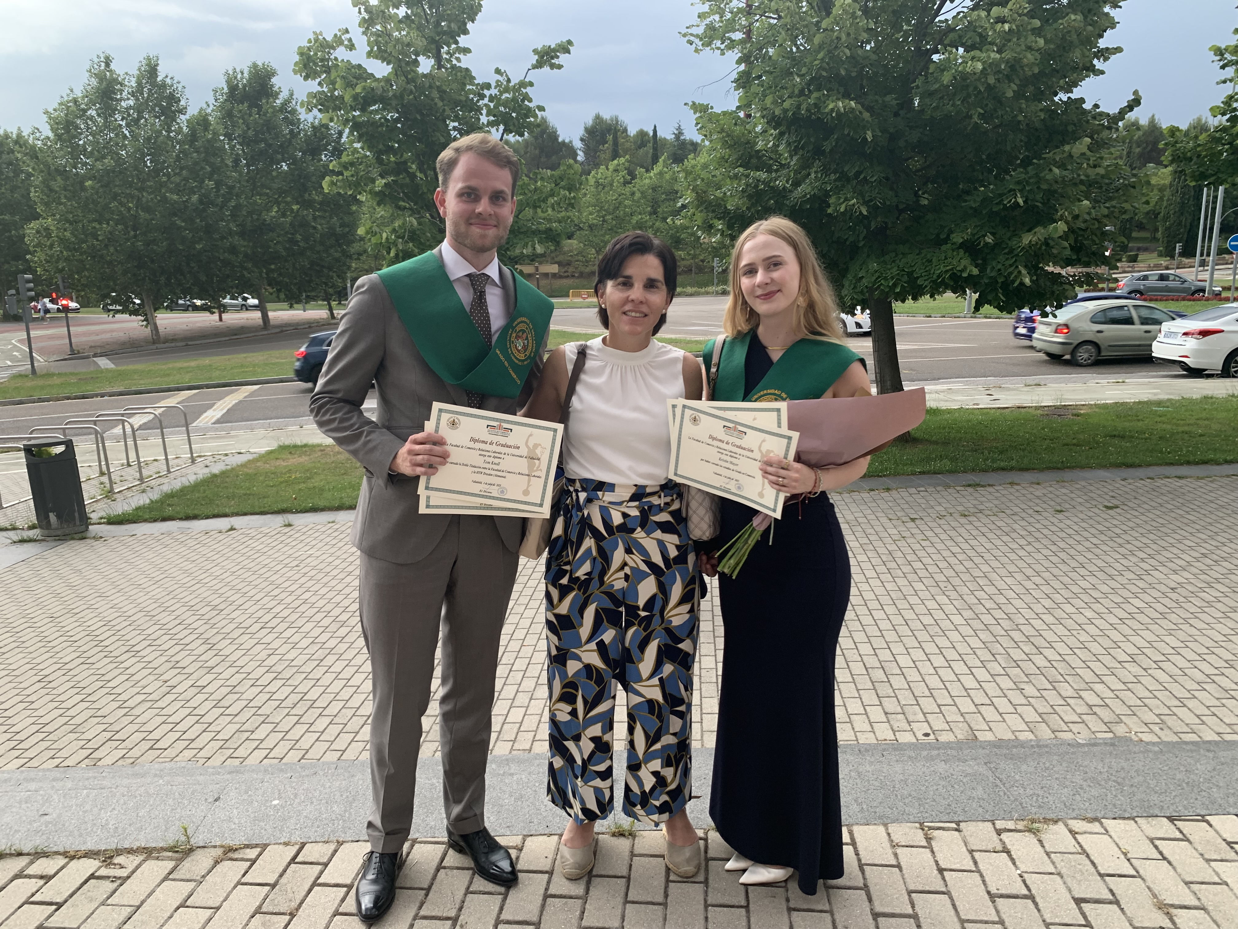 Estudiantes alemanes Tom Knoll y Kristin Mayer junto a la coordinadora del programa, Catalina Soto de Prado Otero