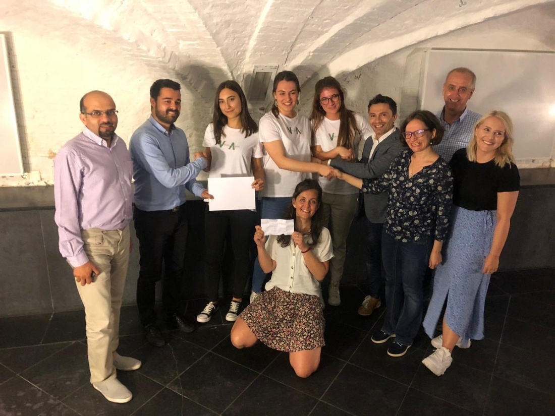 Las tres estudiantes de la UVa tras recibir el premio