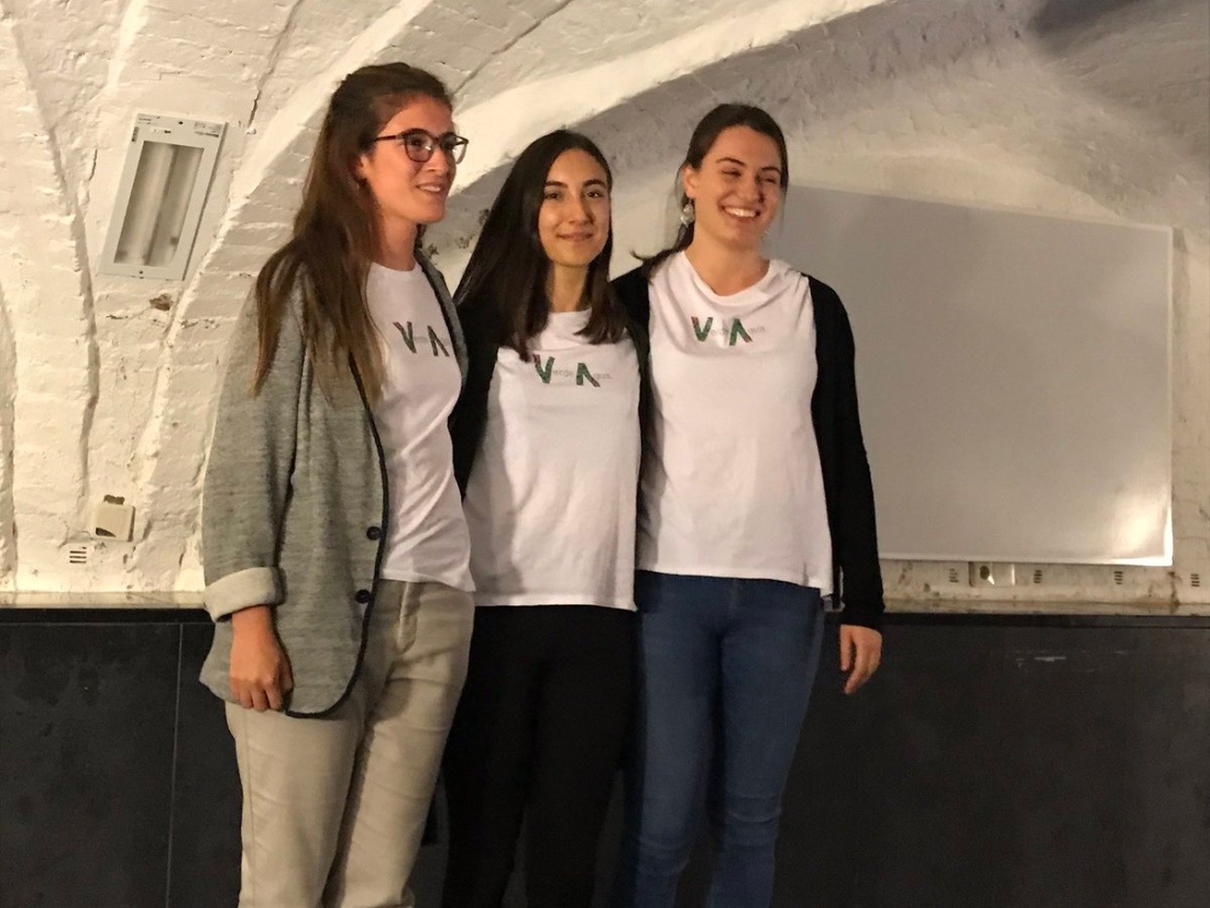 Las tres estudiantes de la UVa tras recibir el premio