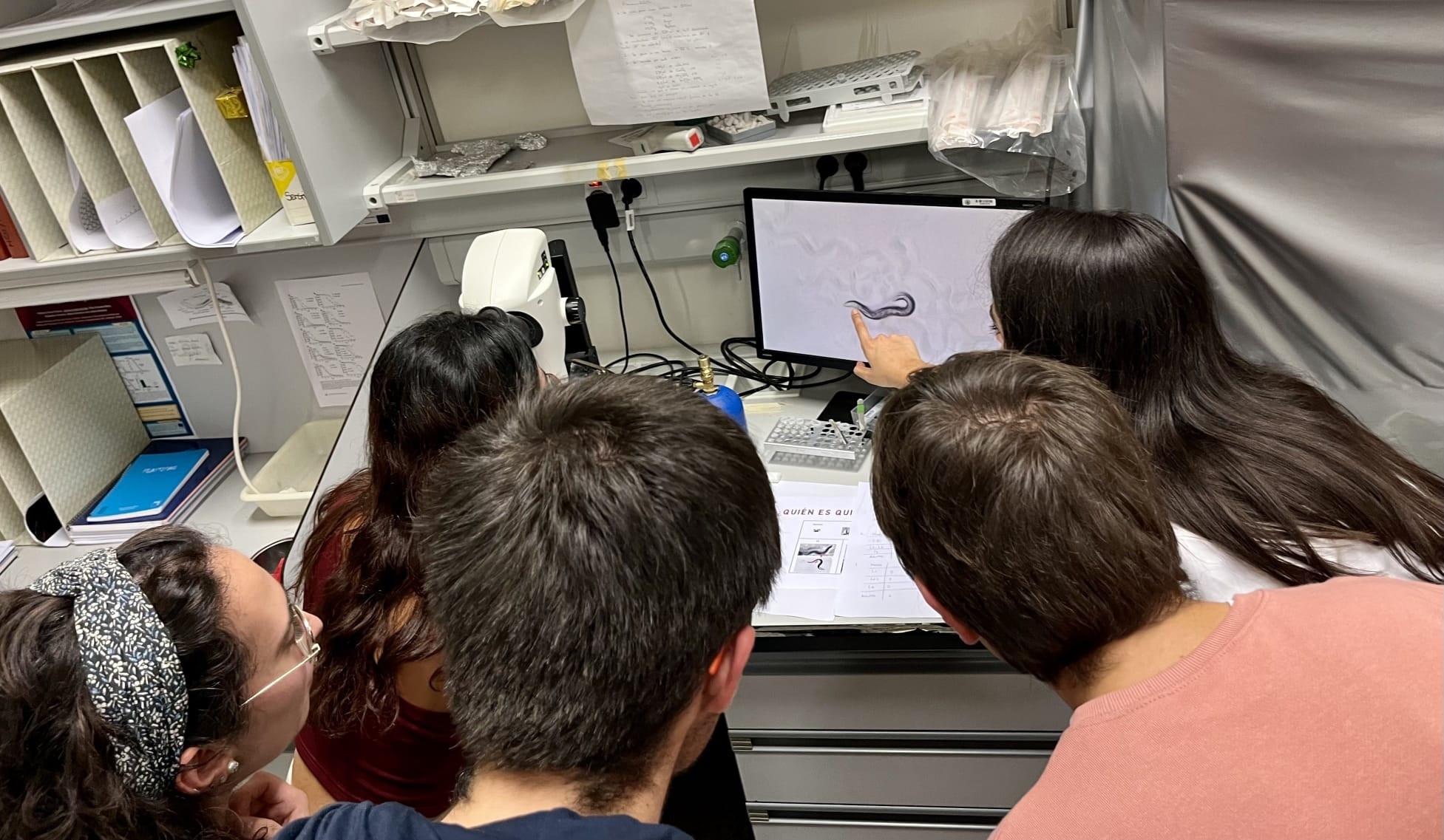 Investigadores del IBGM junto al nuevo citómetro espectral