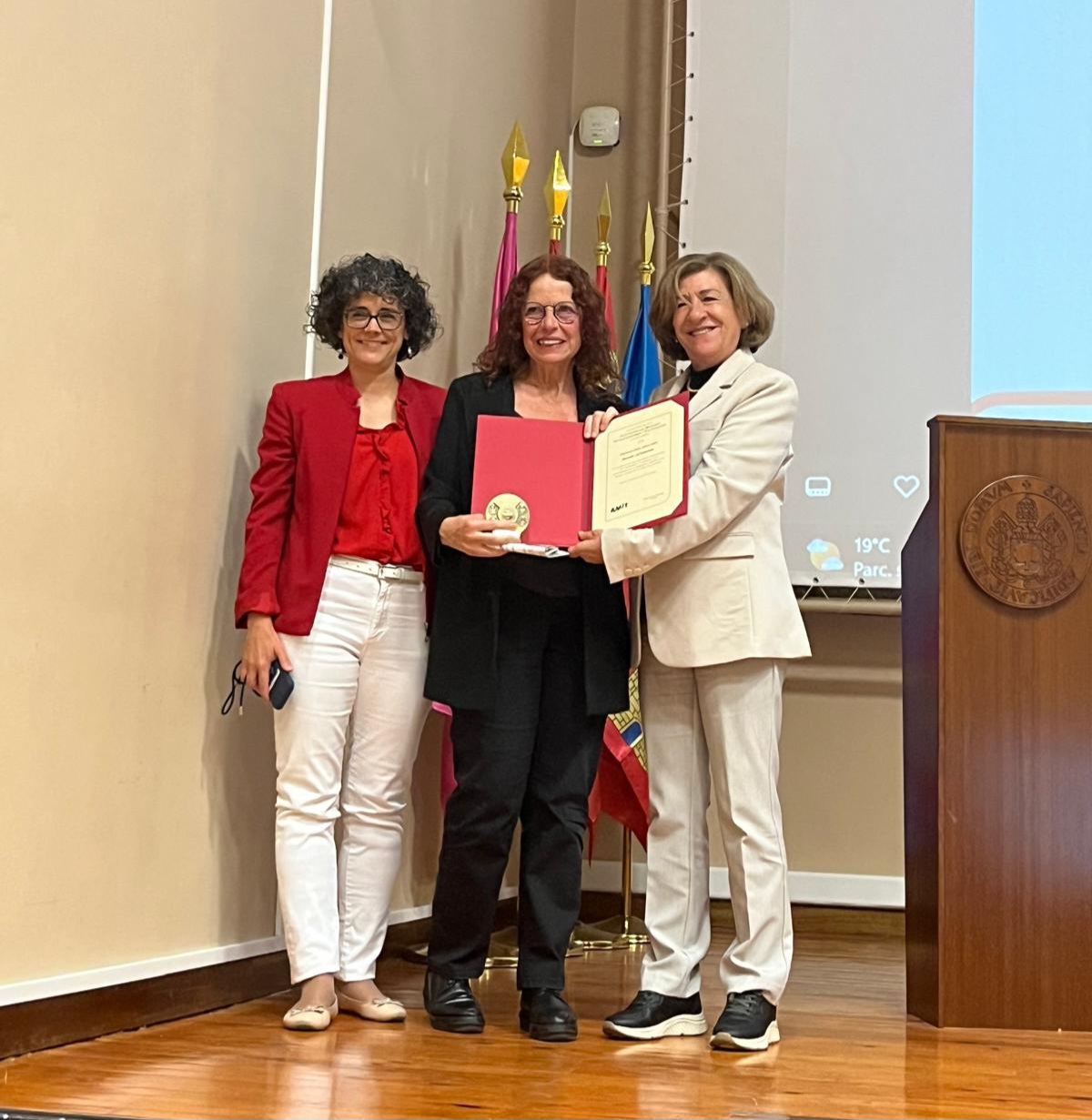 Alicia Puleo también recibió el pasado 3 de octubre otro reconocimiento por parte de la Asociación de Mujeres Investigadoras y Tecnólogas