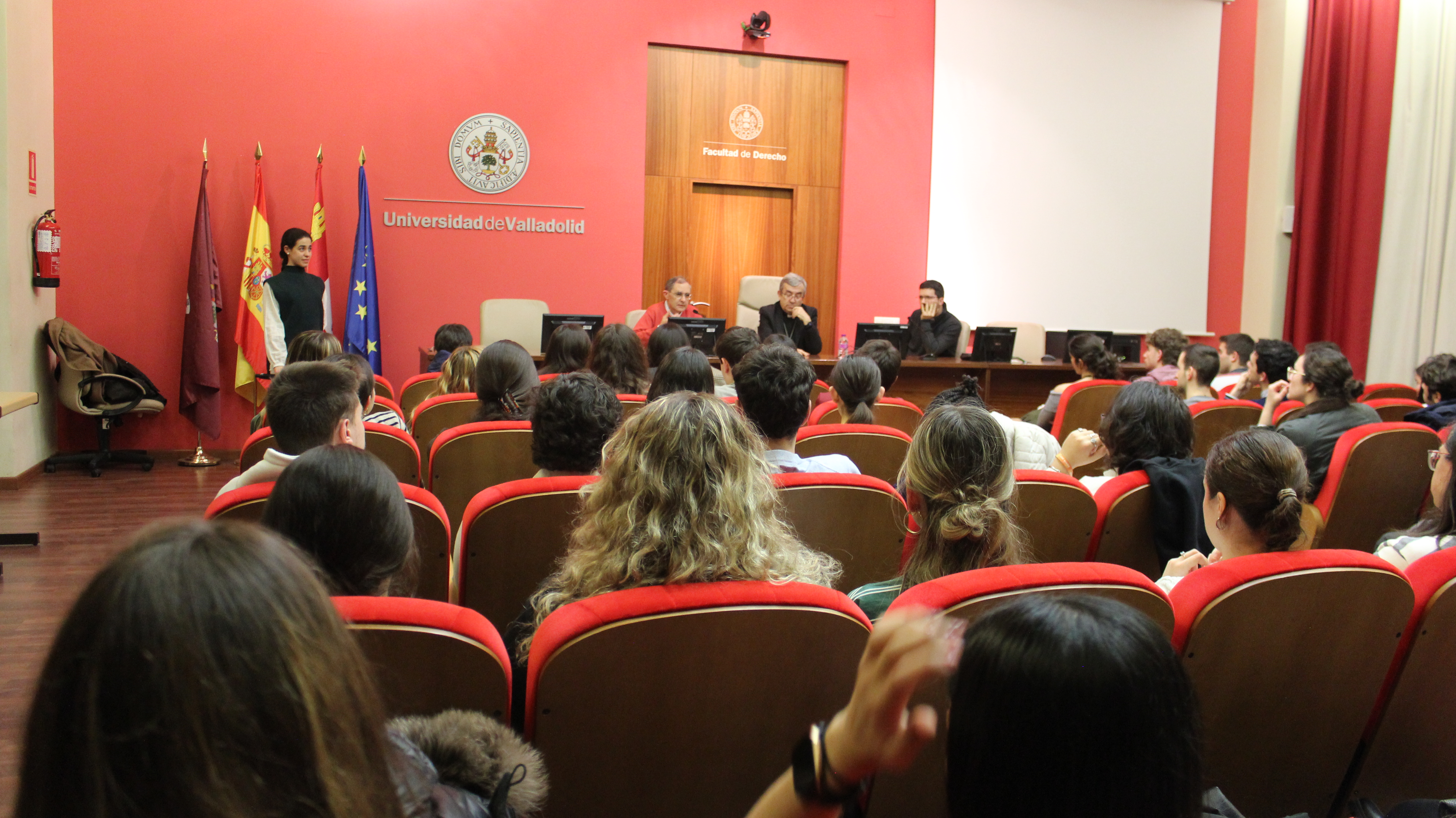 El arzobispo de Valladolid, Luis Argüello, reflexionó con los estudiantes en el marco de las actividades del Aula de Teología de la UVa