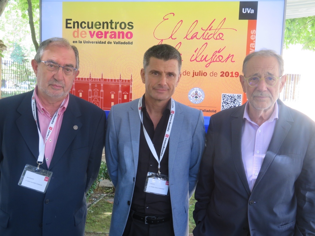 De izda a dcha: Jesús Quijano, catedrático de Derecho Mercantil de la UVa actuó como moderador del primer panel en el que intervinieron Pedro Olalla (en el centro), y Javier Solana.