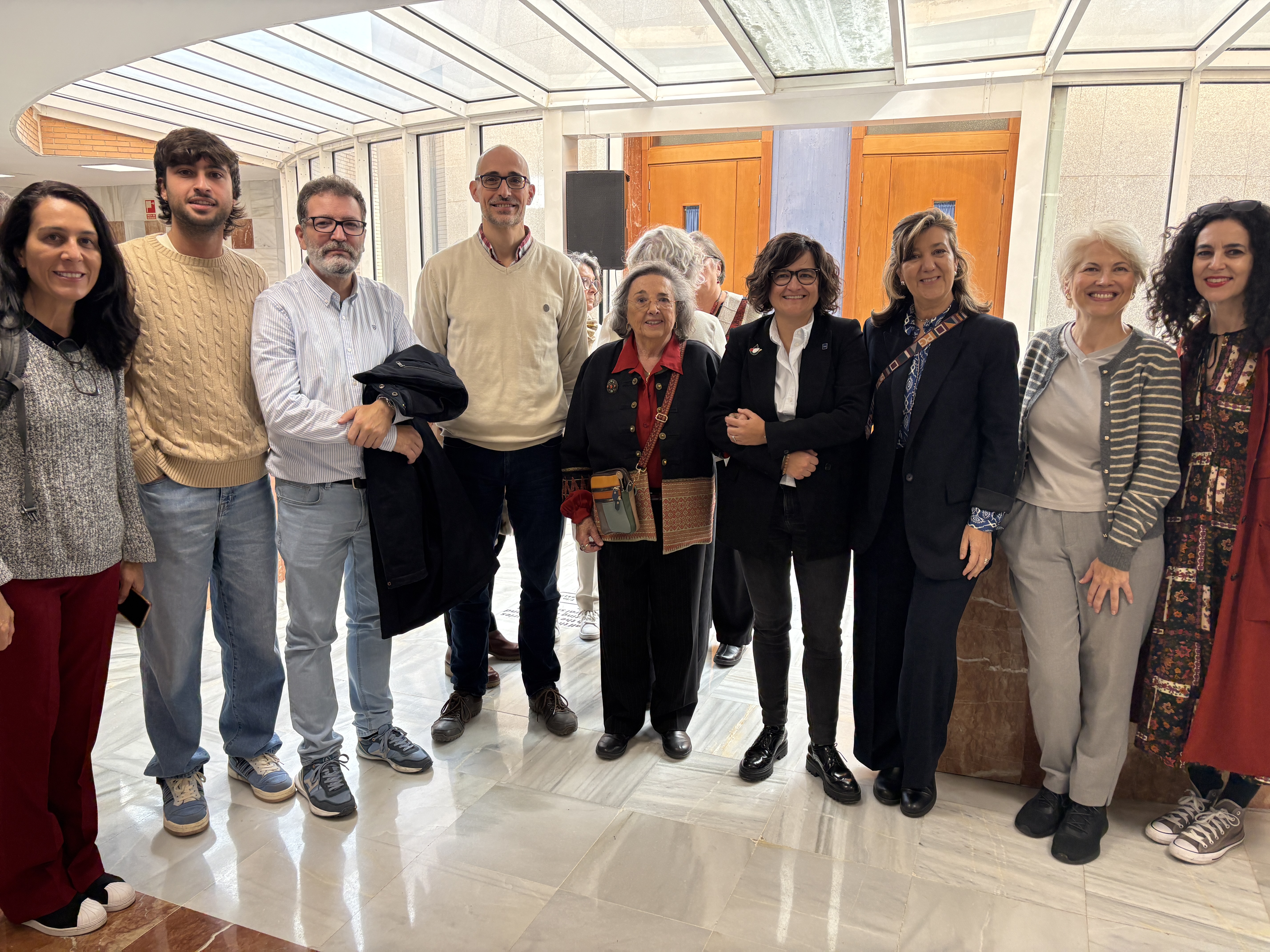 La homenajeada estuvo rodeada de multitud de profesores de la Facultad